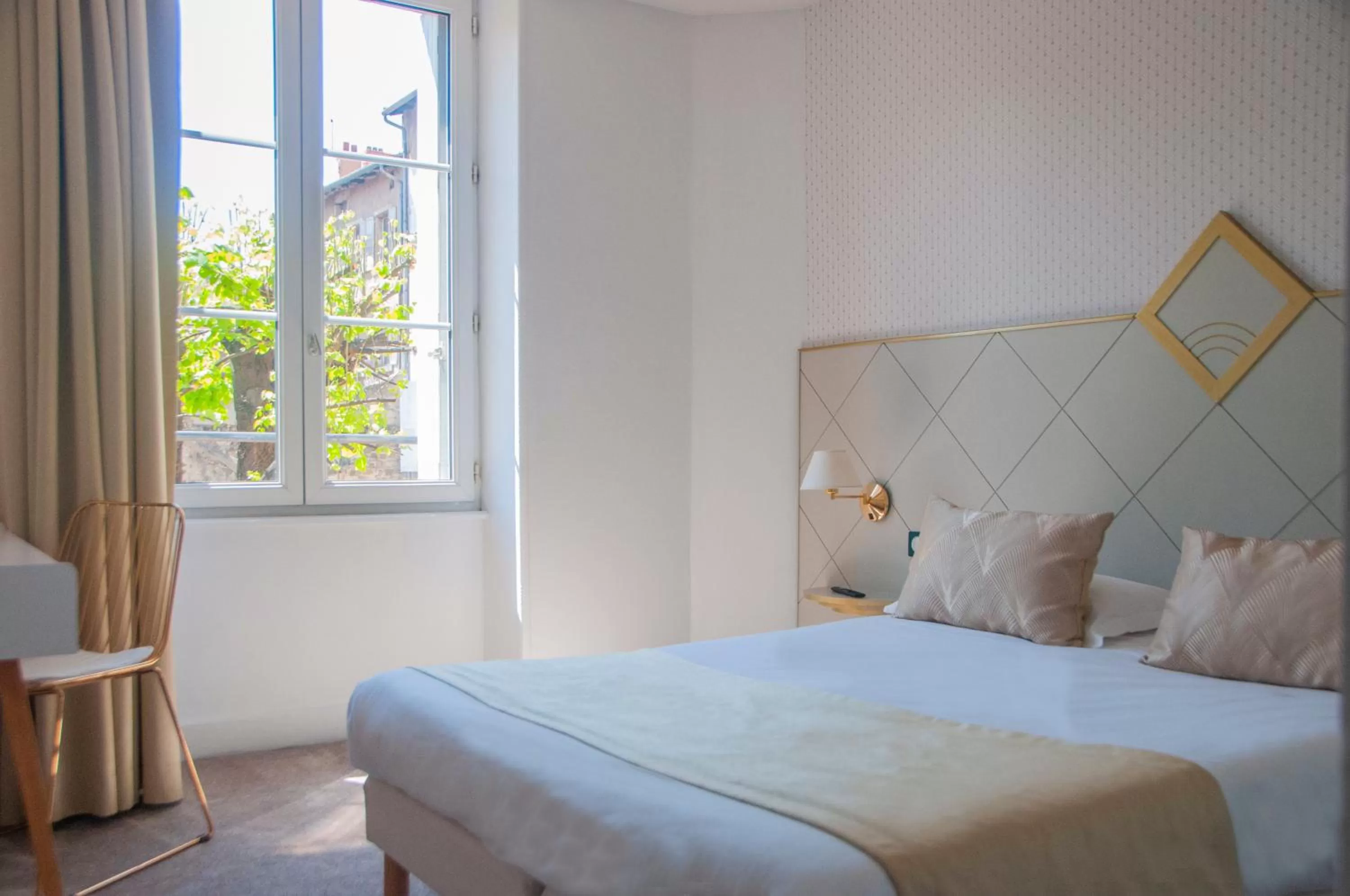 Photo of the whole room, Bed in The Originals City, Hôtel Bristol, Le Puy-en-Velay