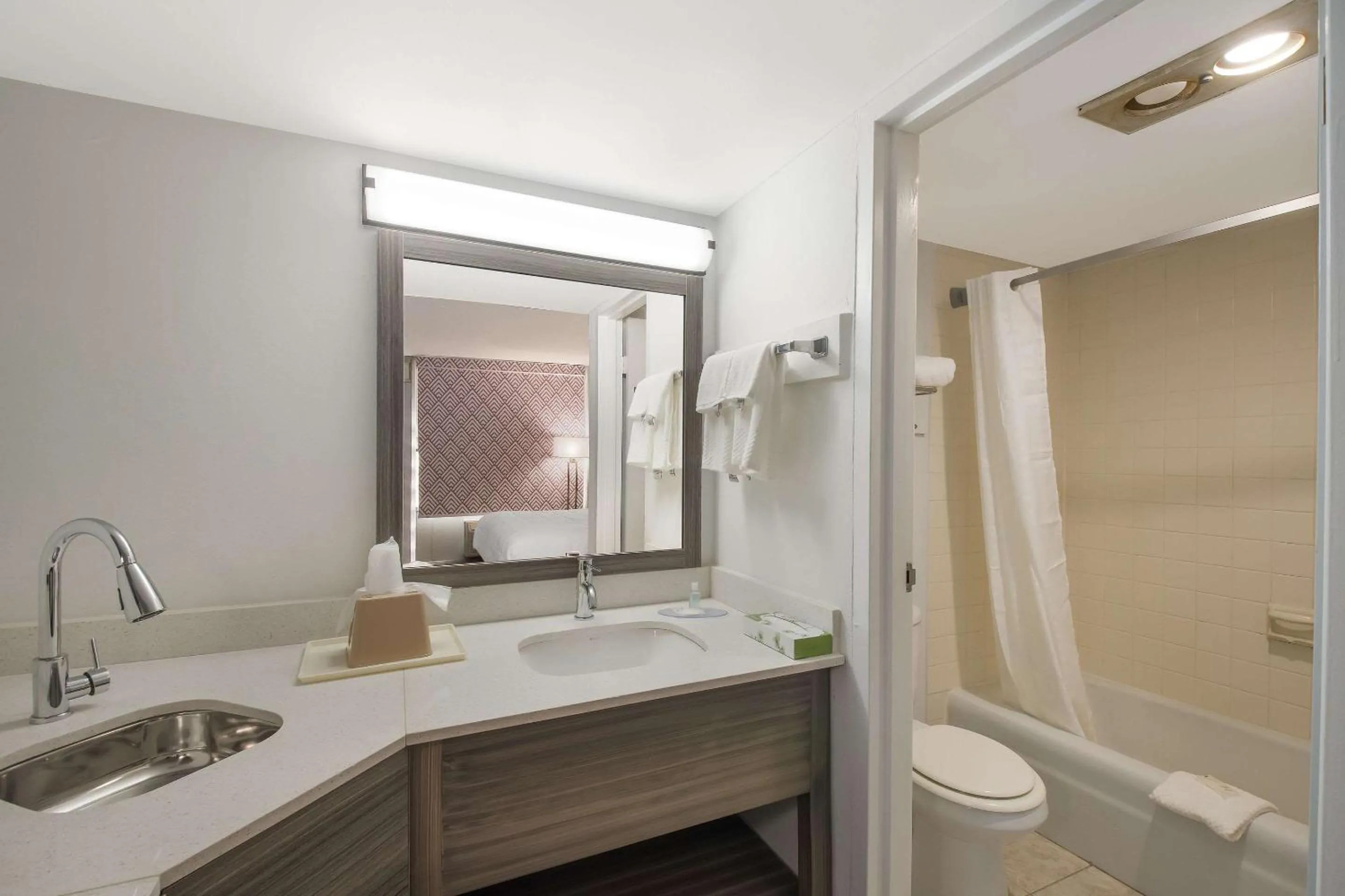 Bedroom in Suburban Studios Cleveland Central