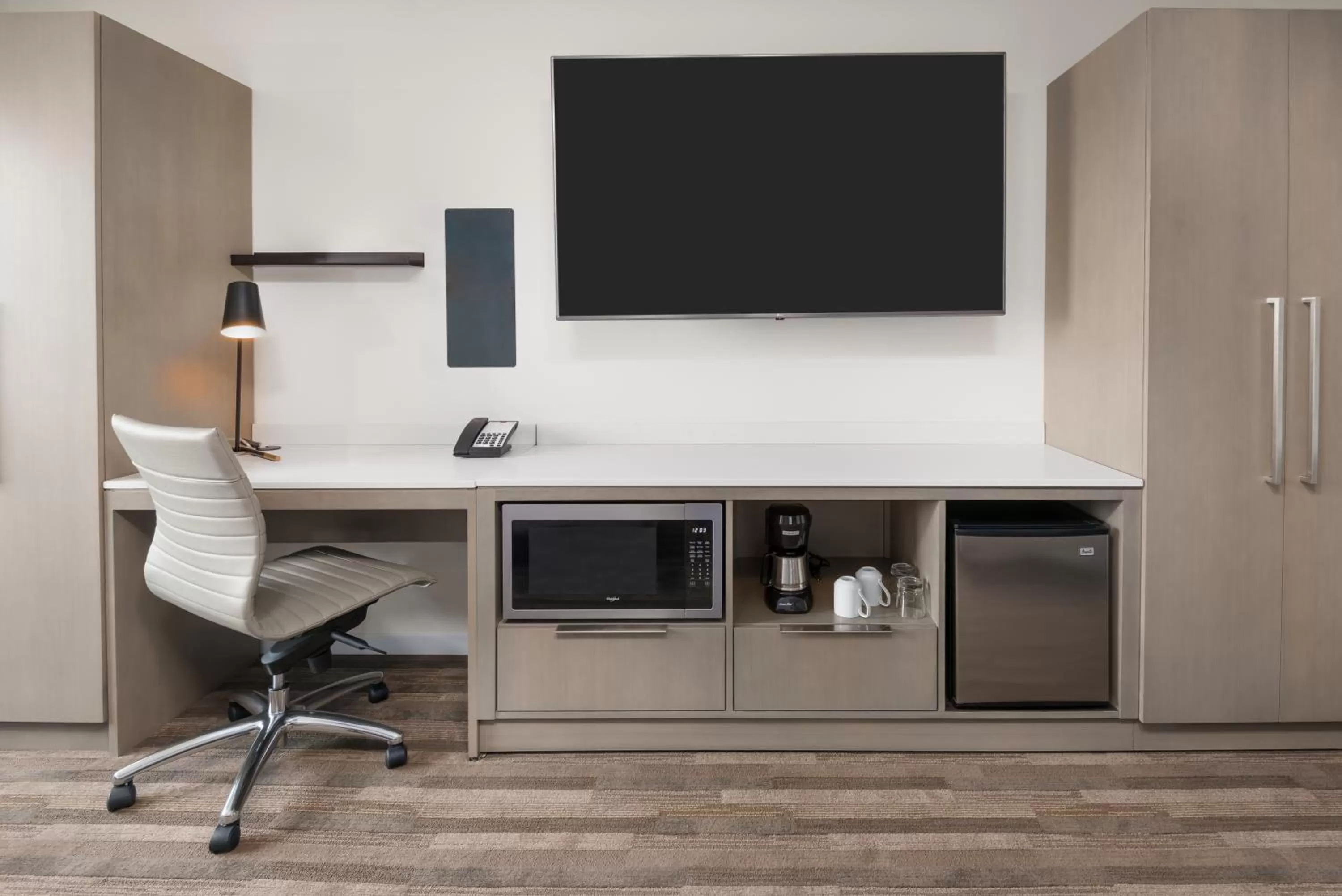 Den King Room with Sofa Bed and Roll-In Shower - Disability Access in Hyatt House Chicago West Loop-Fulton Market