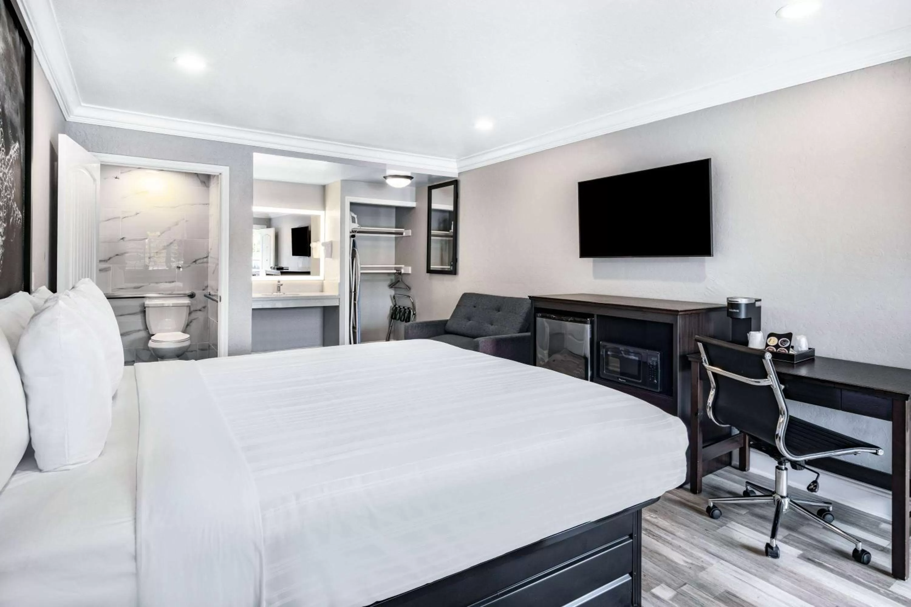 Photo of the whole room, Bed in Aura Inn Monterey