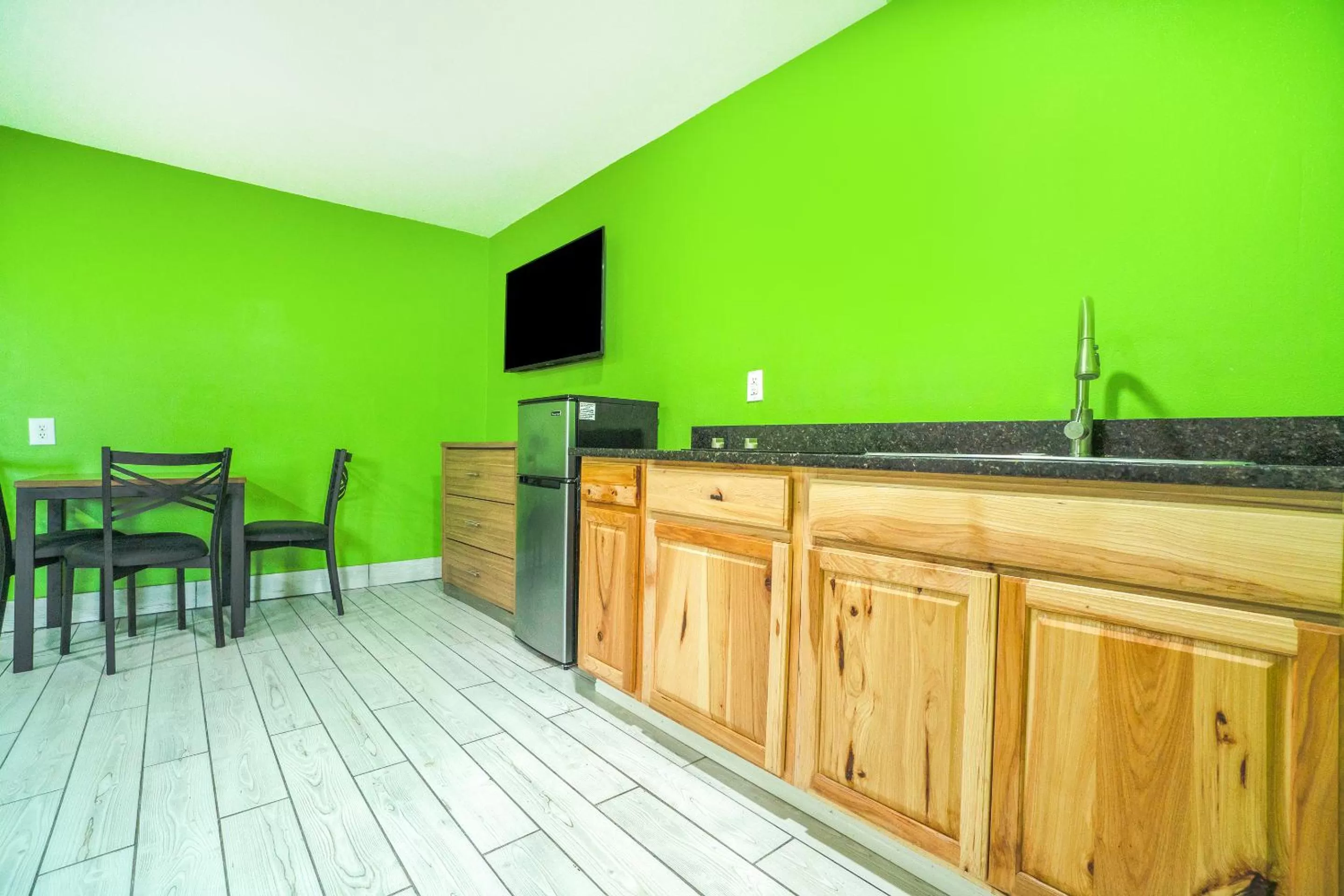 Kitchen or kitchenette in Plaza Motel Corpus Christi by OYO