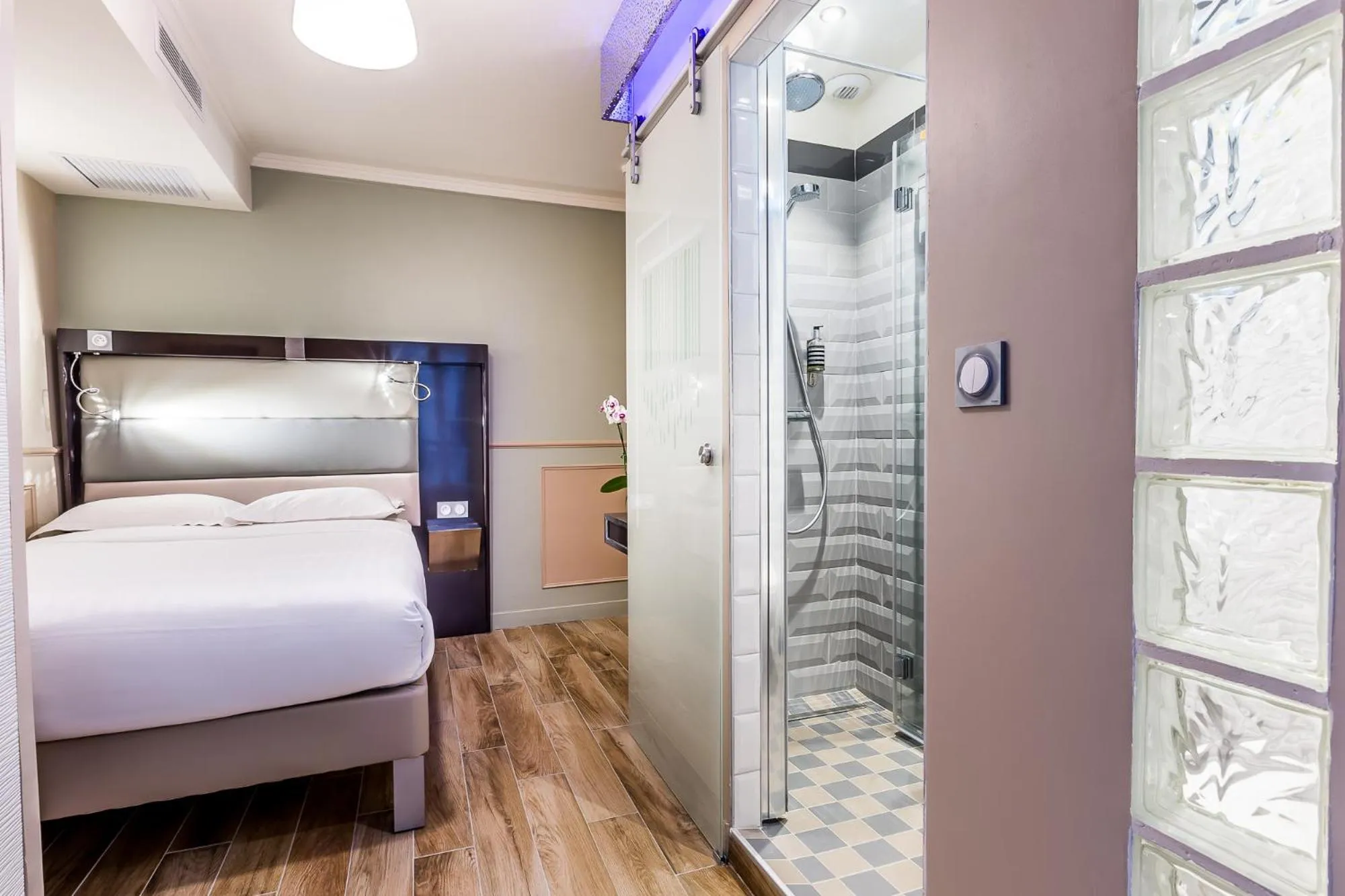 Bathroom, Bed in District Republique