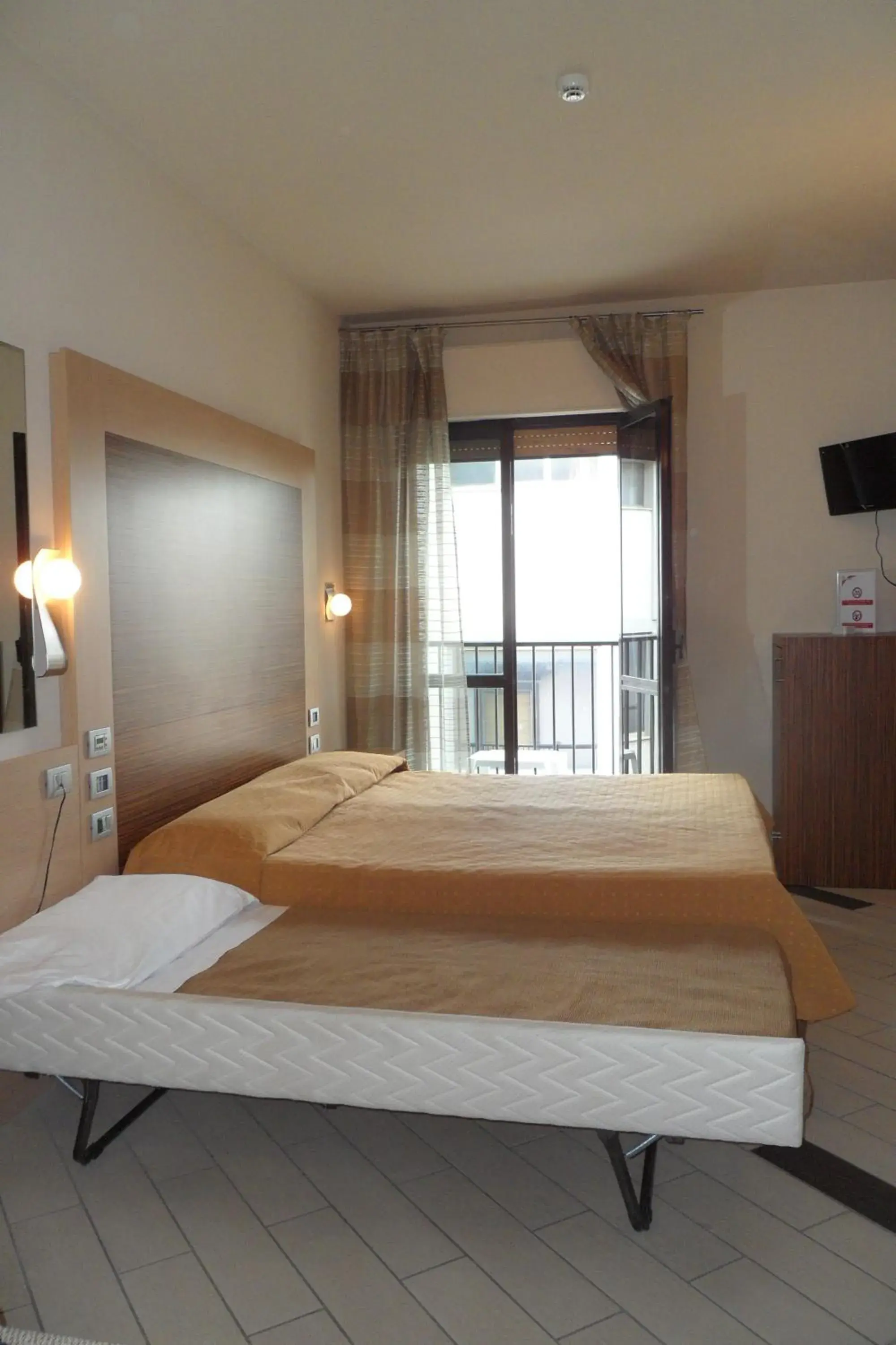 Triple Room in Hotel Eden Triple Room in Hotel Eden