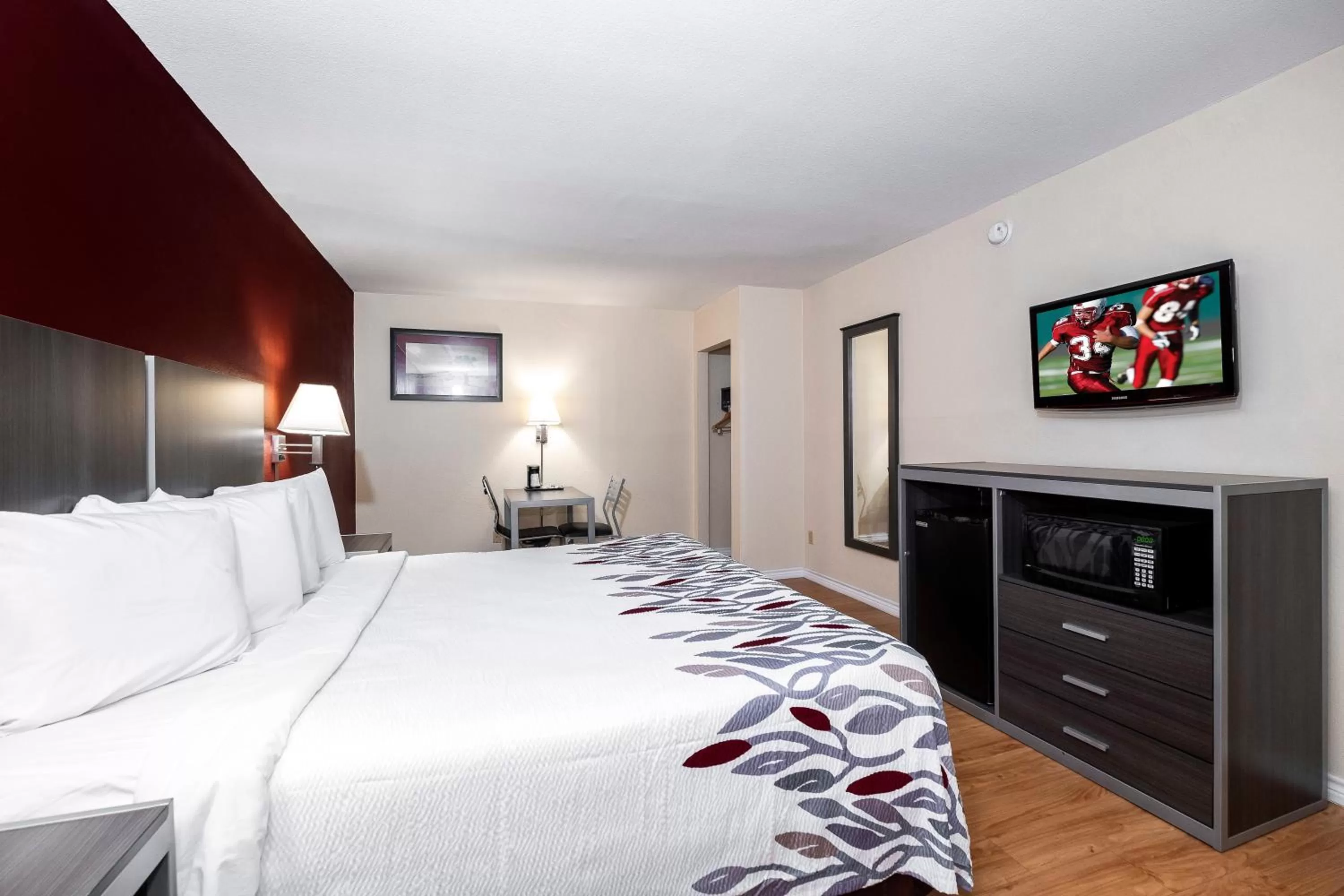 Photo of the whole room, Bed in Red Roof Inn Houston North - FM1960 & I-45