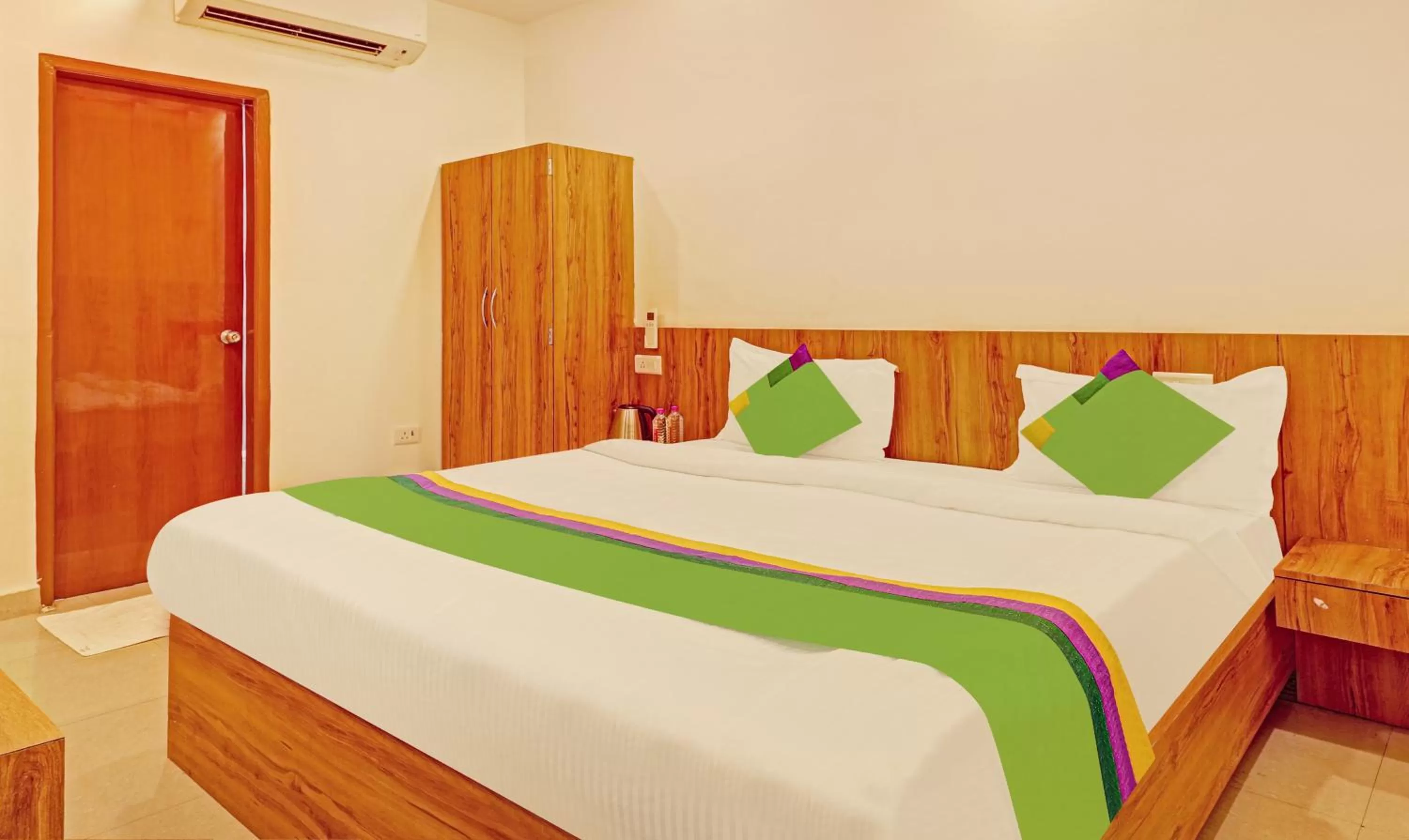 Bed in Treebo Trend Silver Stallion