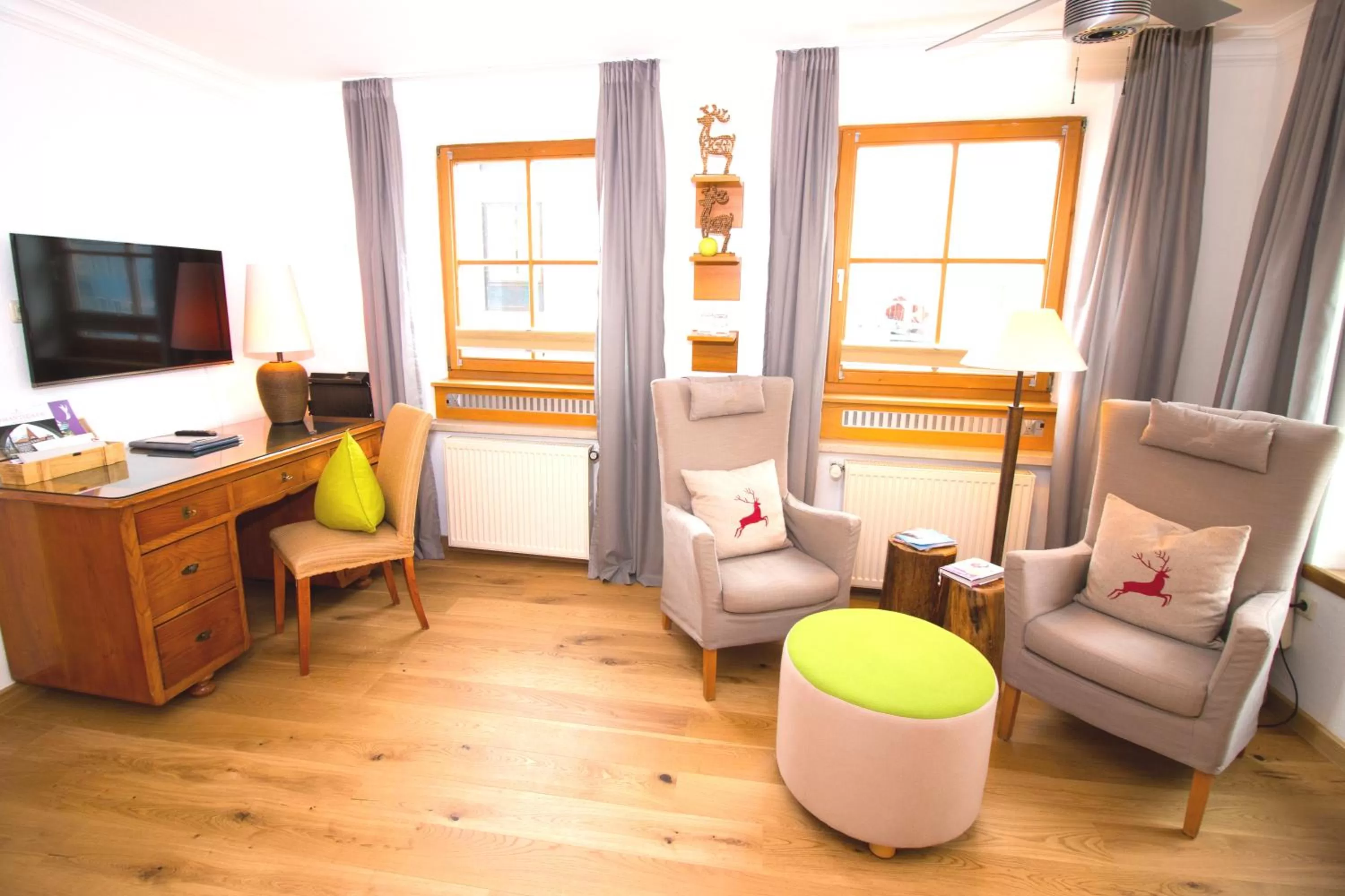 TV and multimedia, Seating Area in Romantik Hotel Hirschen