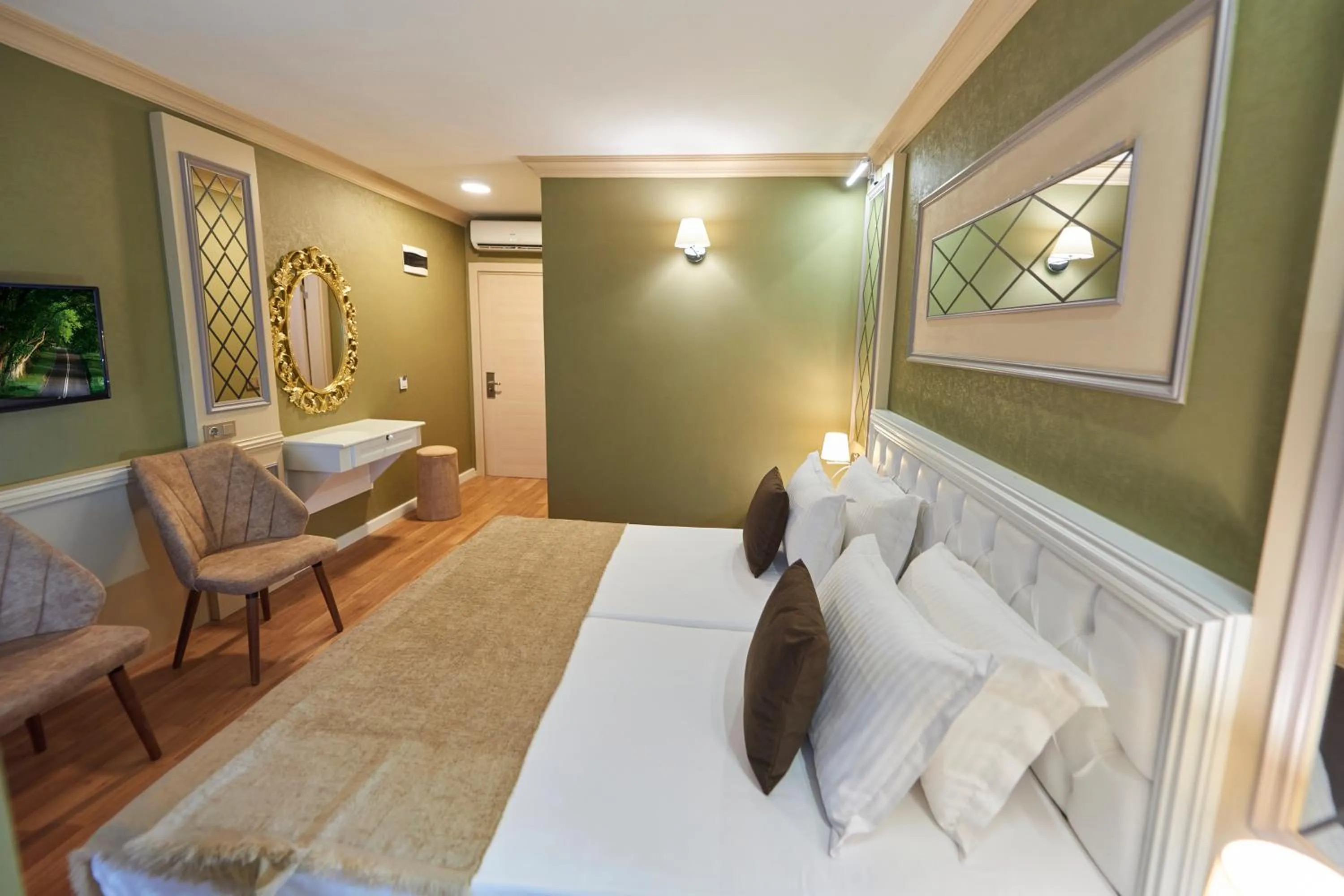 Photo of the whole room, Bed in Sunlight Hotel