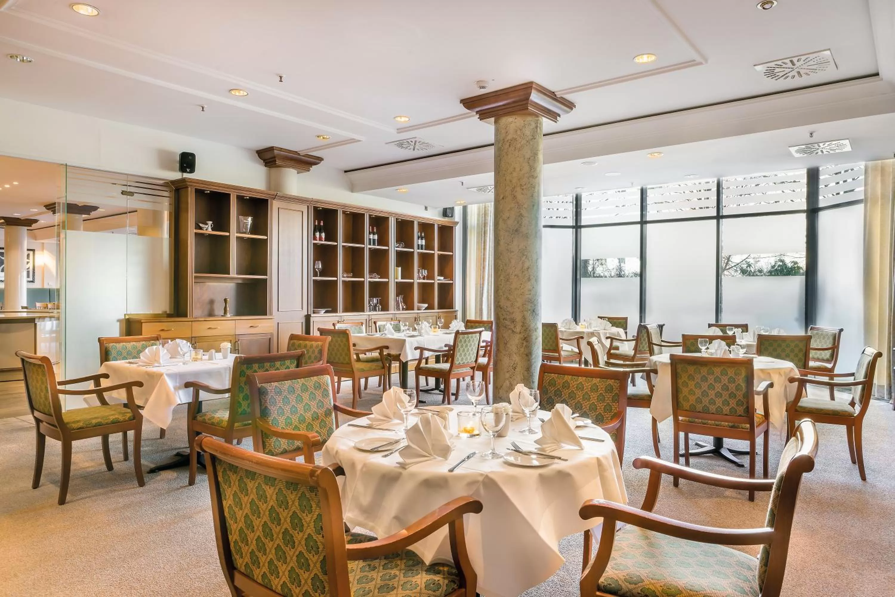 Restaurant/places to eat in Garner Hotel Rüsselsheim by IHG