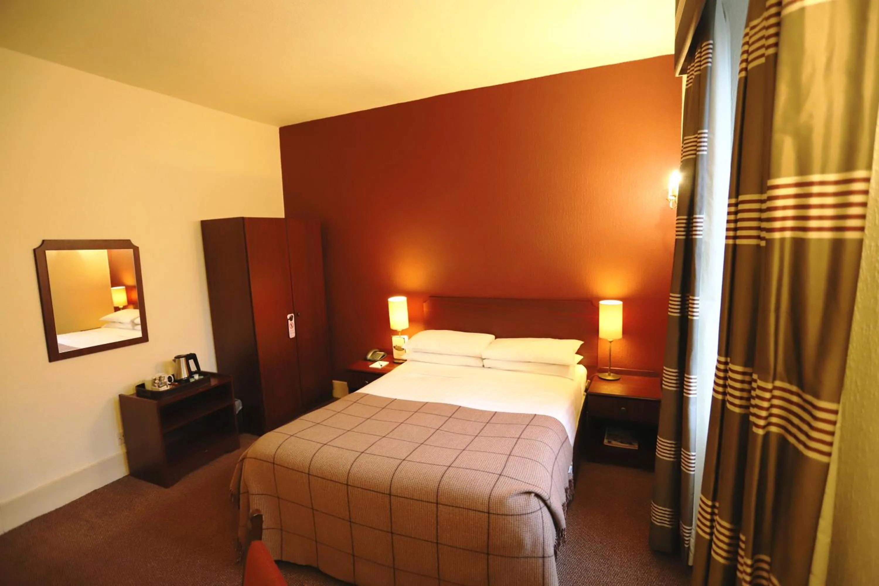 Photo of the whole room, Bed in Ben Wyvis Hotel