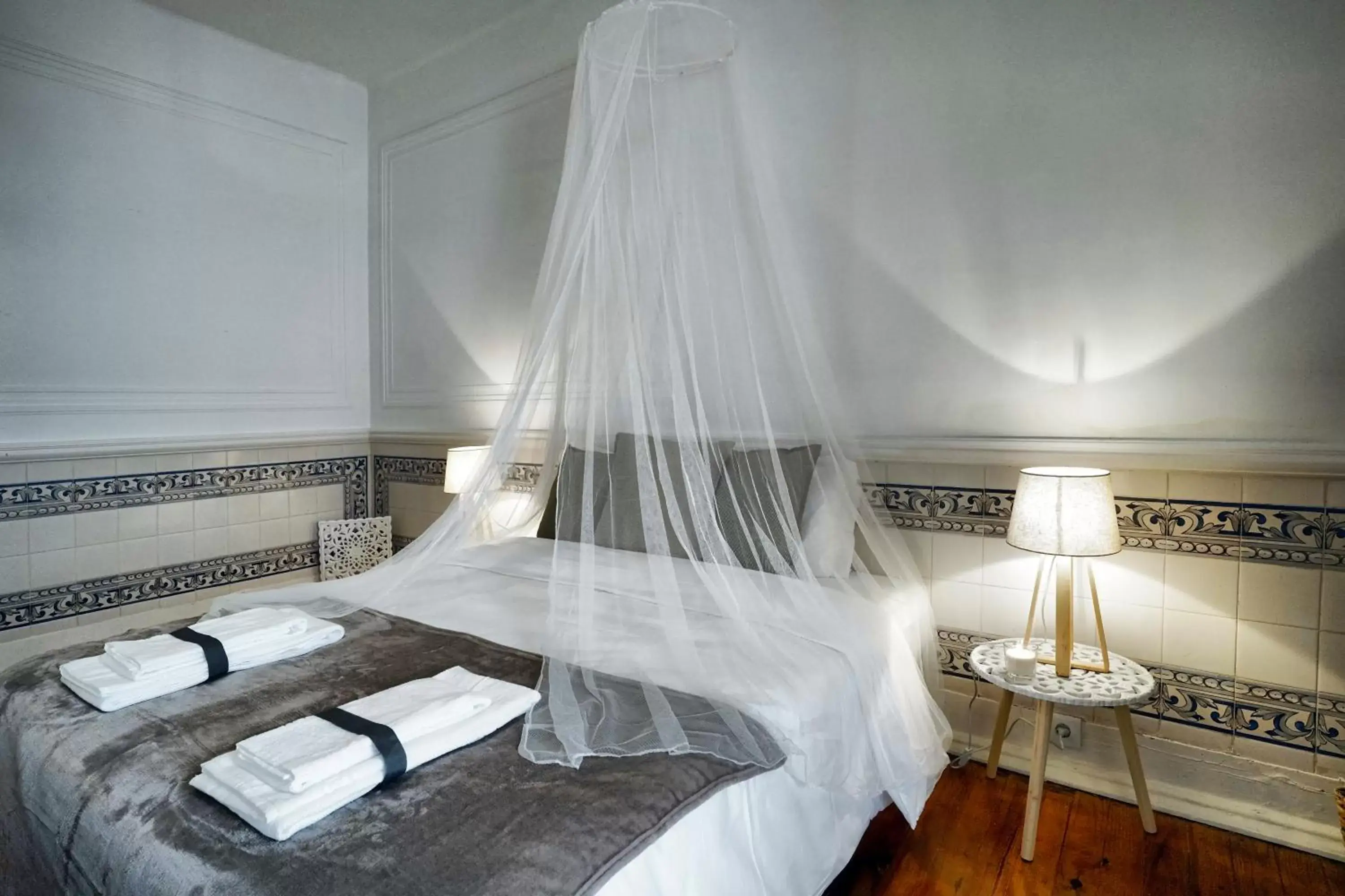 Queen Room with Shared Bathroom in 1924 Queen Room with Shared Bathroom in 1924