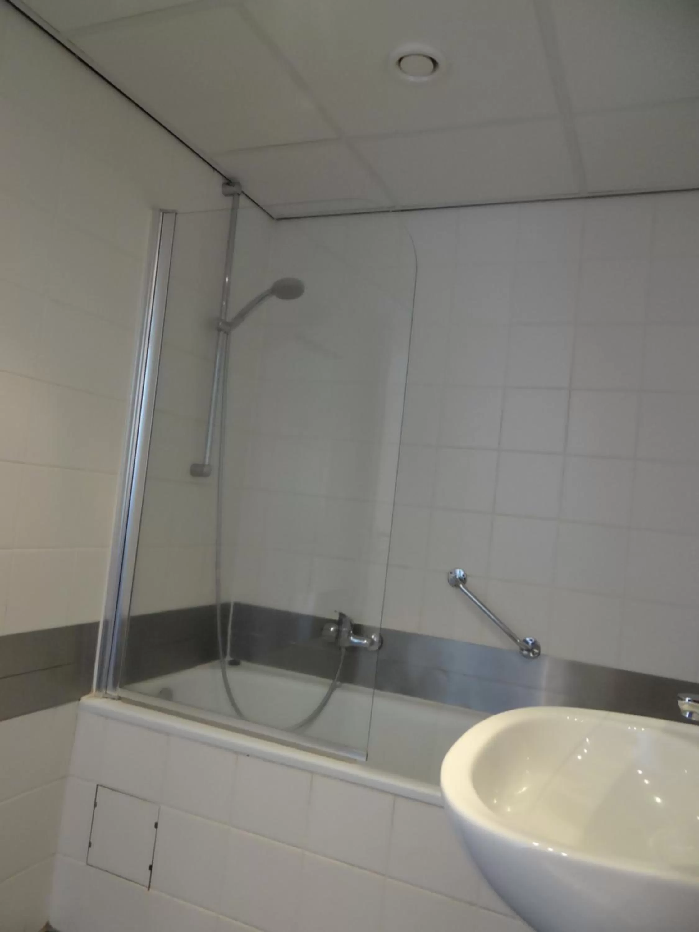 Shower, Bathroom in Tulip Inn Heerlen City Centre