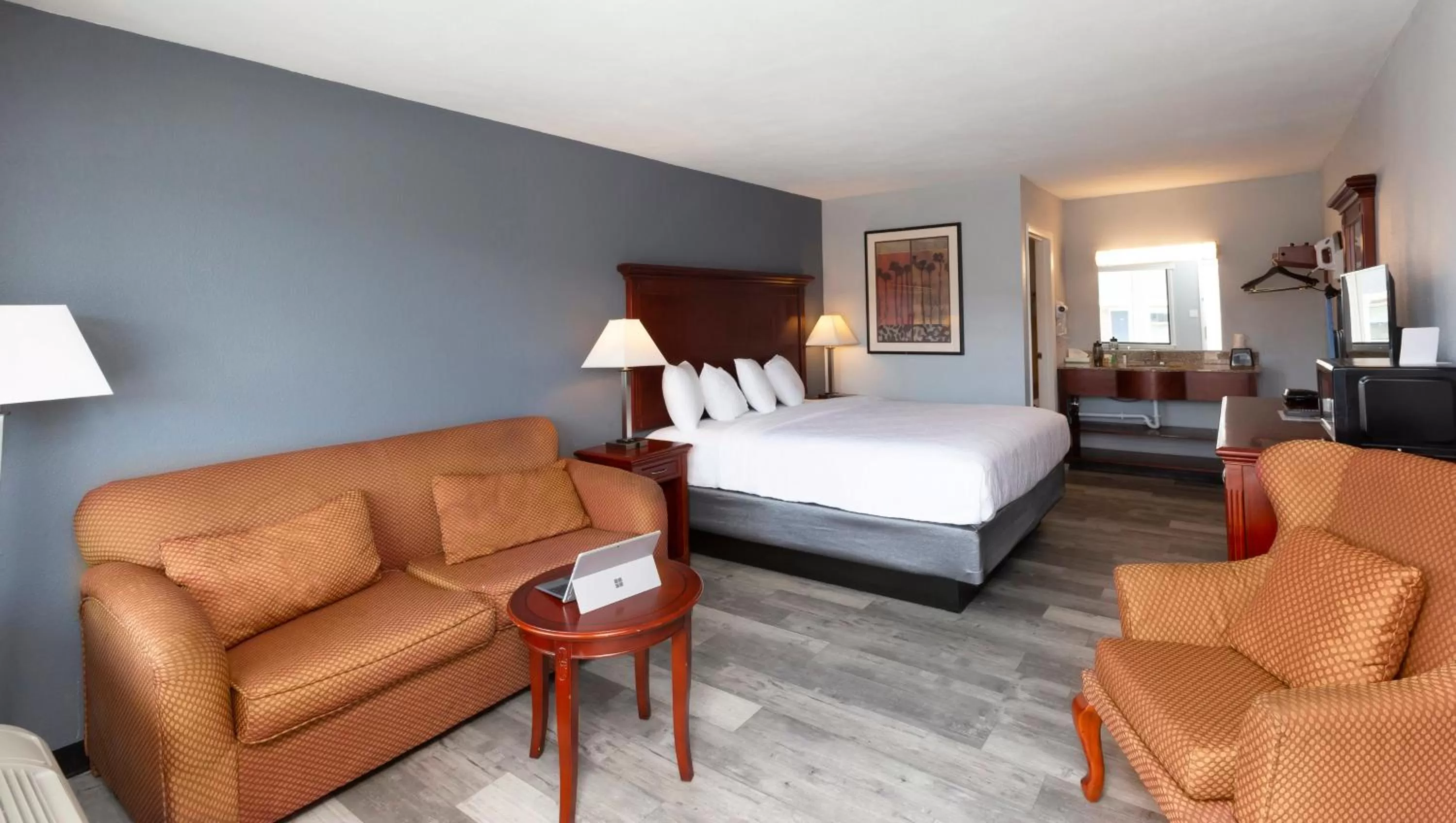 Bedroom, Bed in Sunrise Inn Williamstown