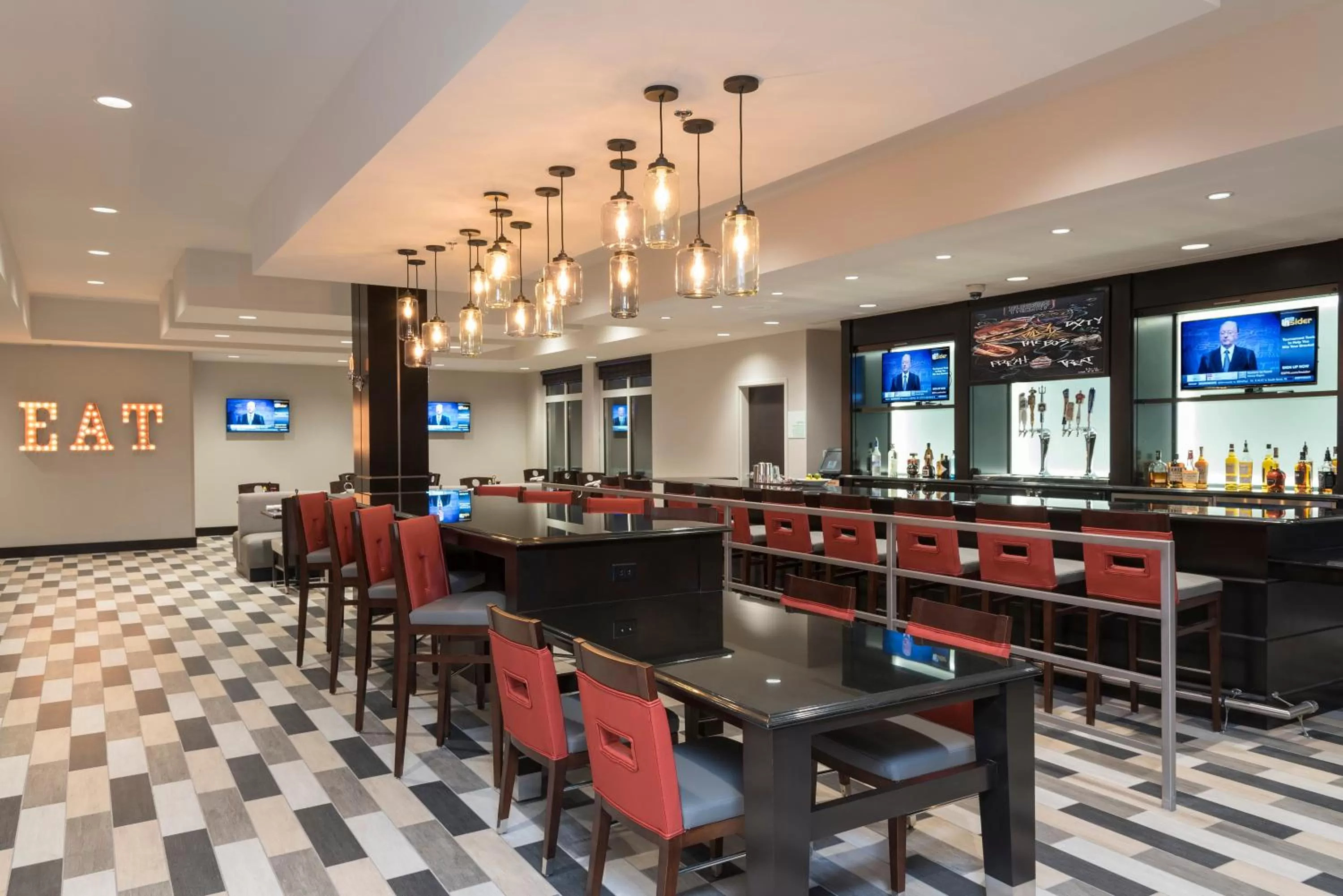 Lounge or bar in Holiday Inn Indianapolis Airport by IHG