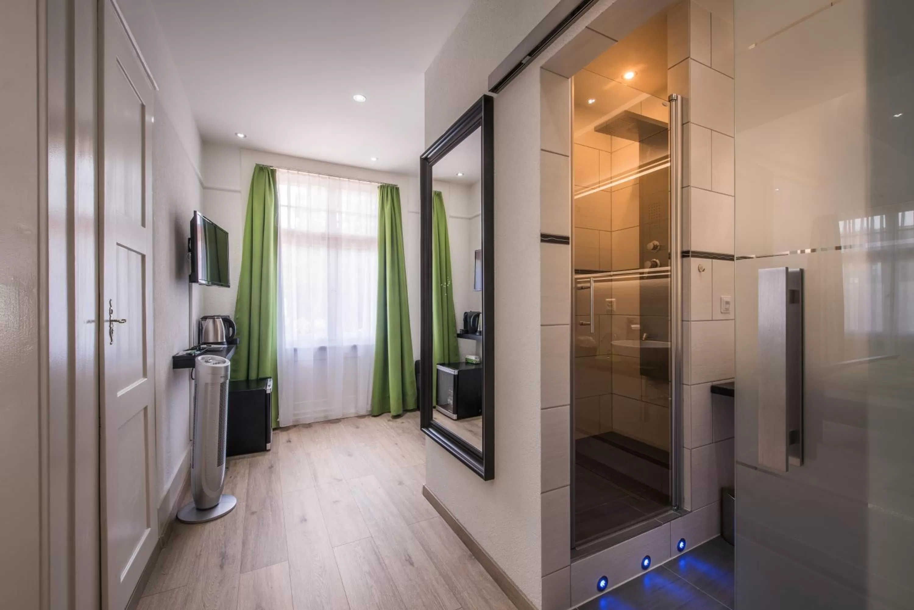 Photo of the whole room in Max Aviation Villa & Apartments