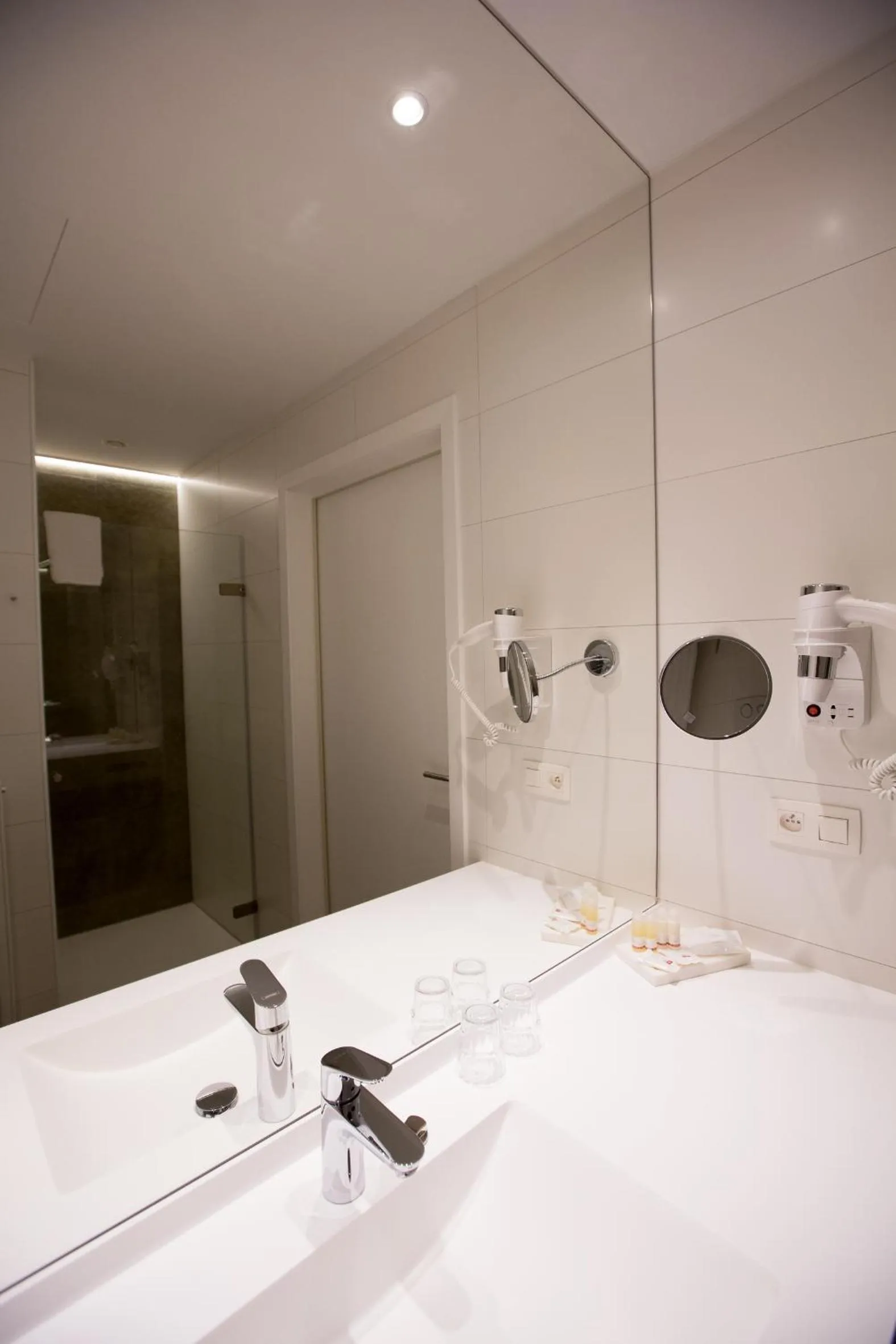 Shower in Albion Hotel