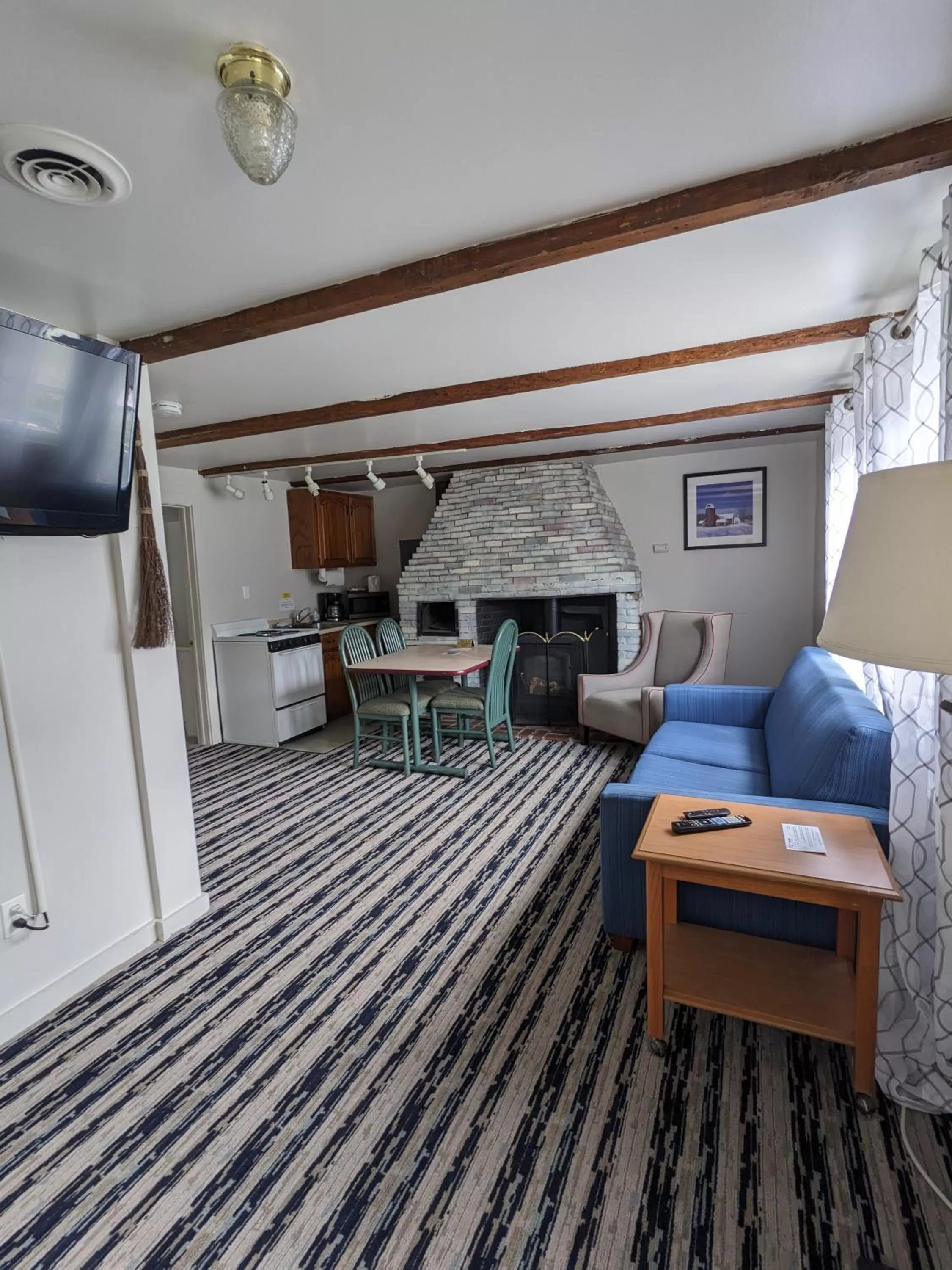 Bed in Perry's Motel and Cottages