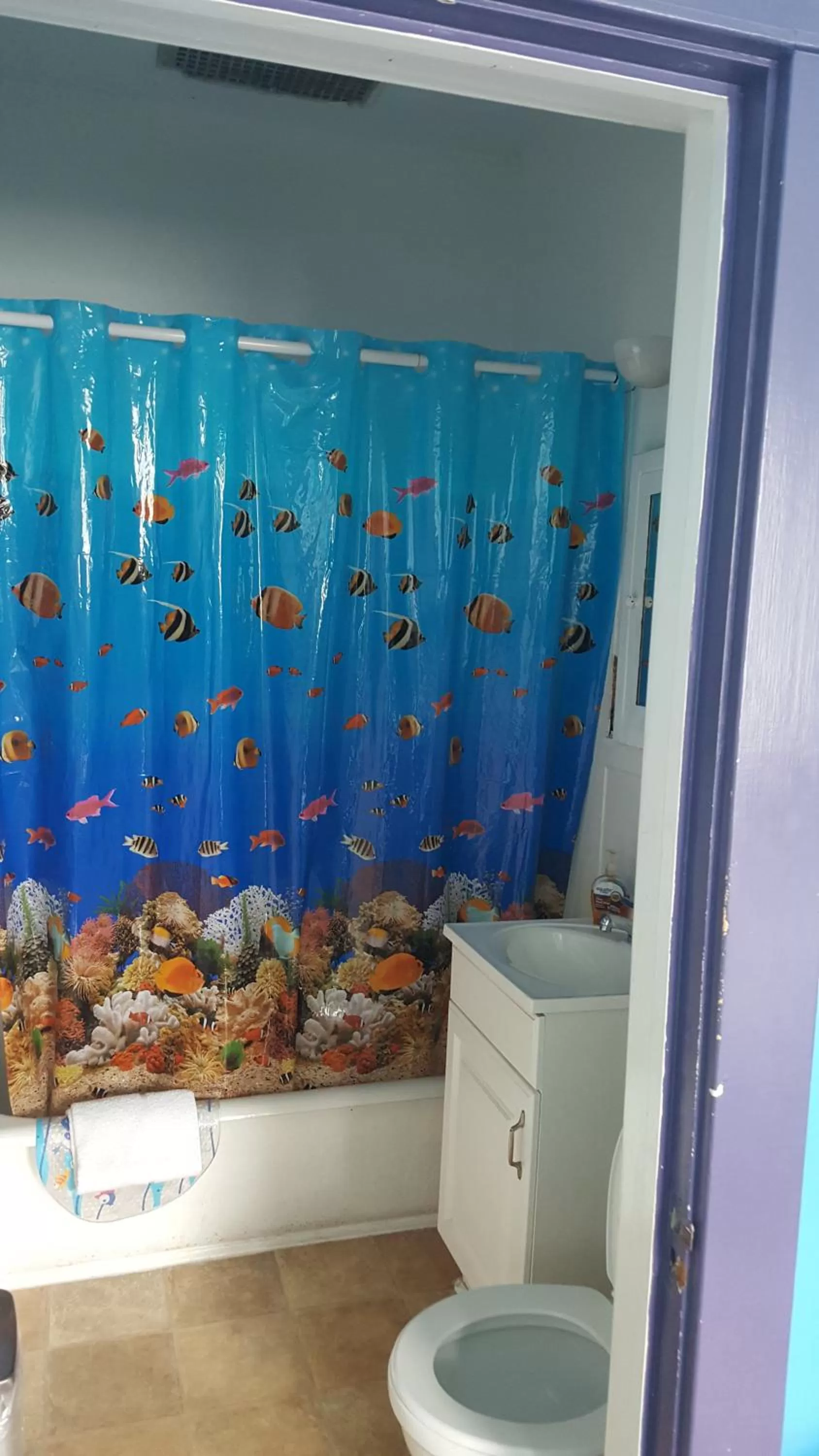 Bathroom in The Pirate Haus Inn