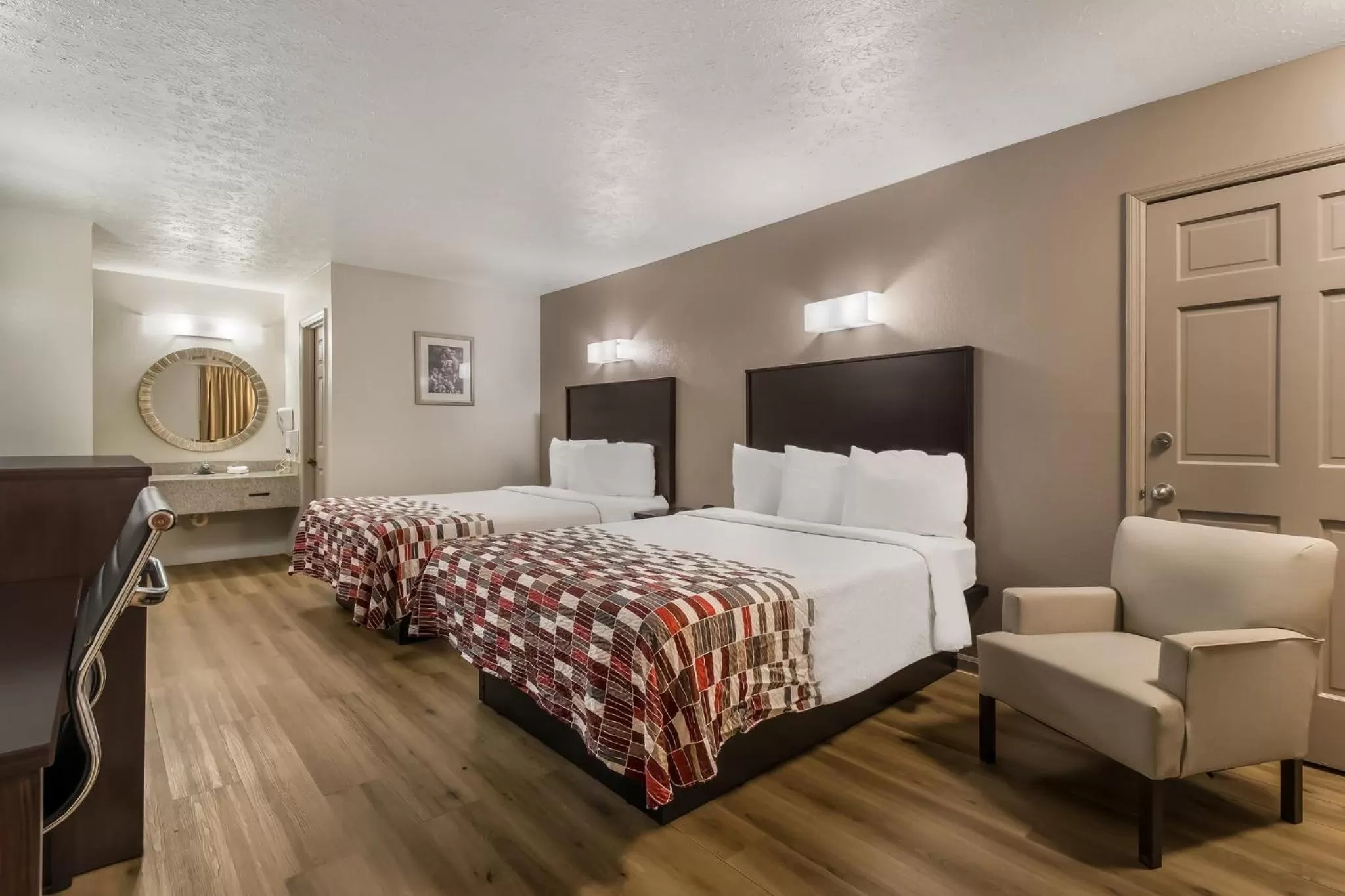 Photo of the whole room, Bed in Red Roof Inn Crossville