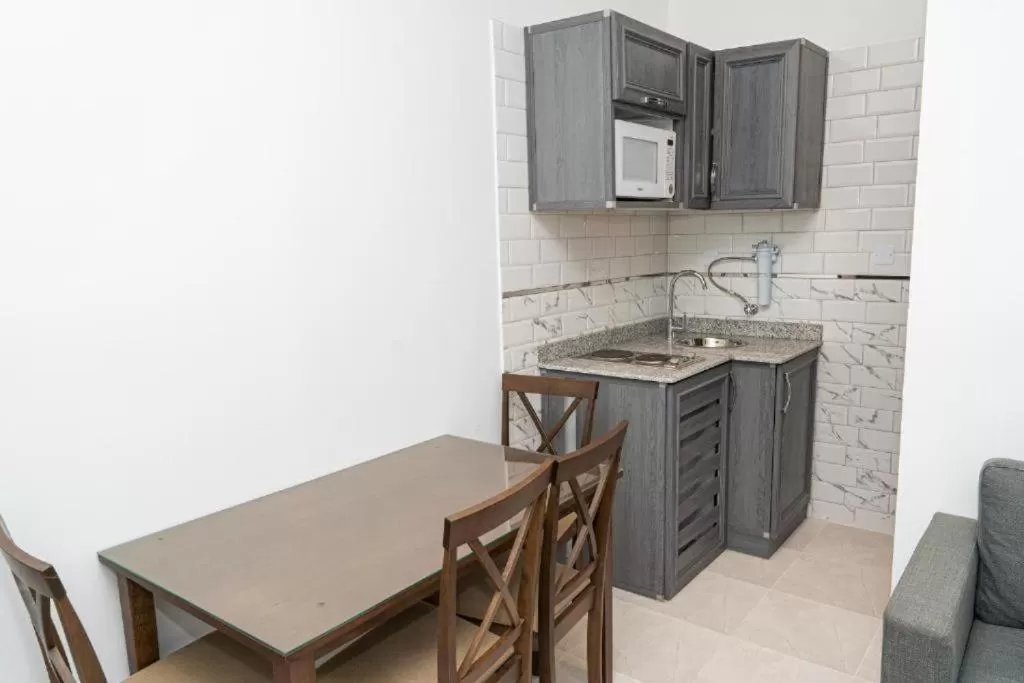 Kitchen/Kitchenette in Atlantis Suites Hotel