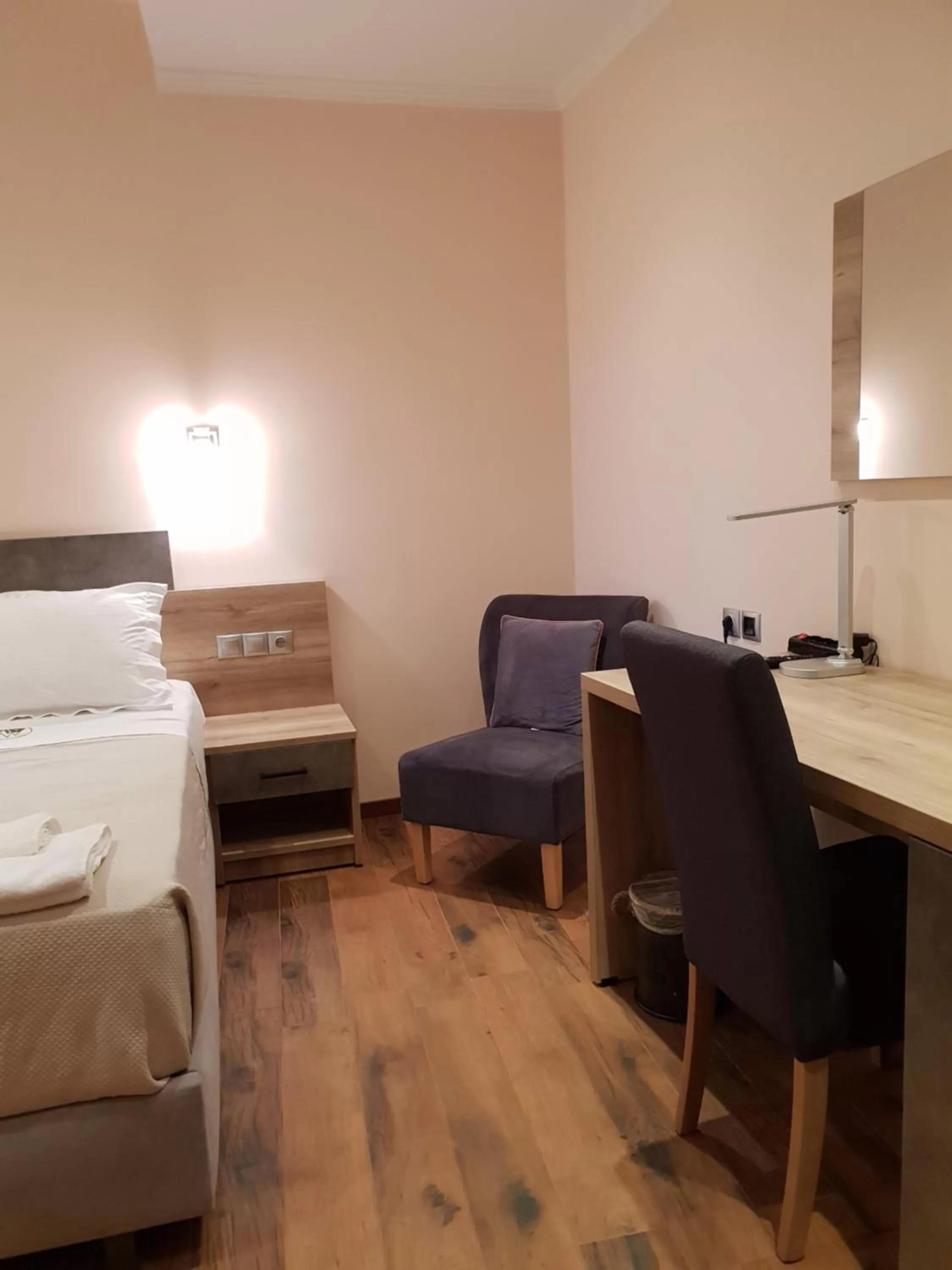 Photo of the whole room, Bed in Mondeus Inn Luxury