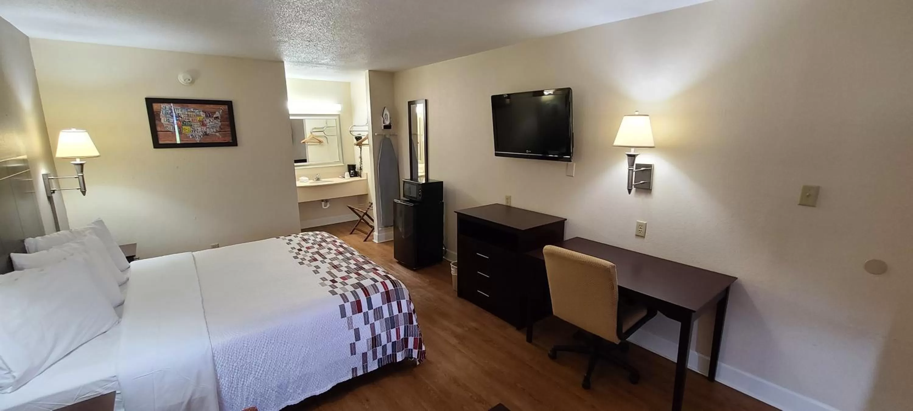Bedroom, Bed in Red Roof Inn Tifton