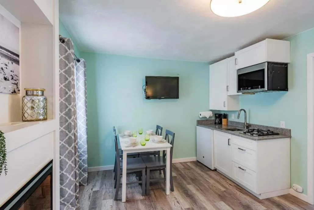Kitchen or kitchenette in Beachside Inn