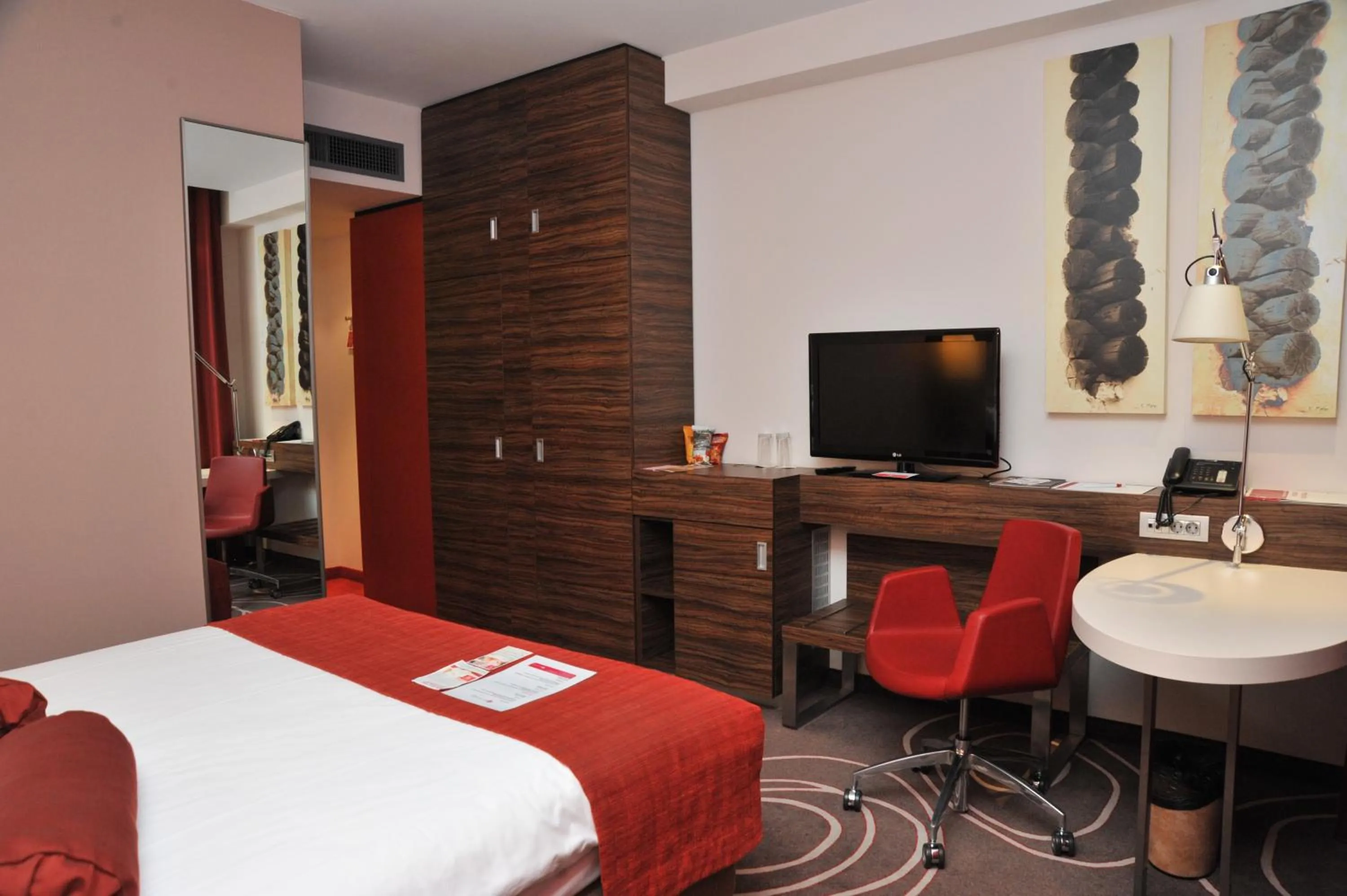 Bedroom, Bed in Hotel Ramada Pitesti