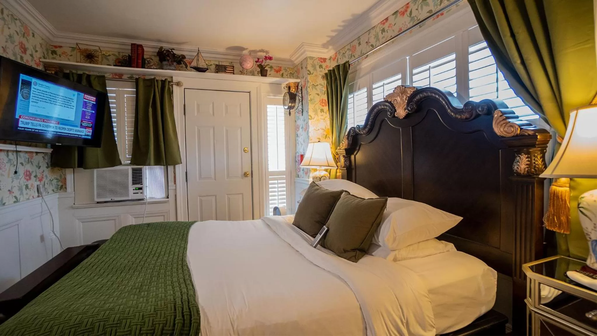 Bed in Casablanca Inn on the Bay