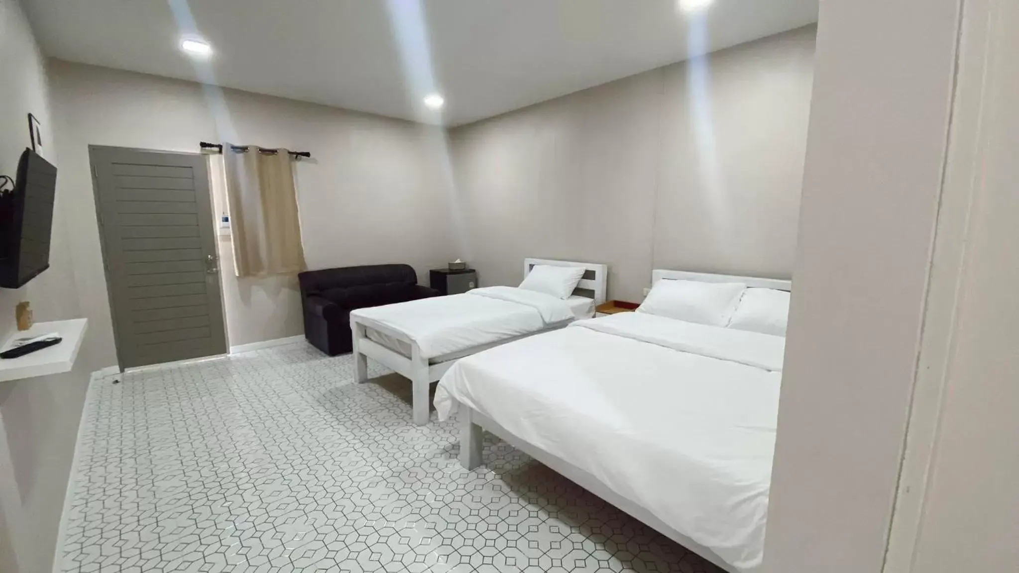 Basic Triple Room in Juni House Chumphon Basic Triple Room in Juni House Chumphon