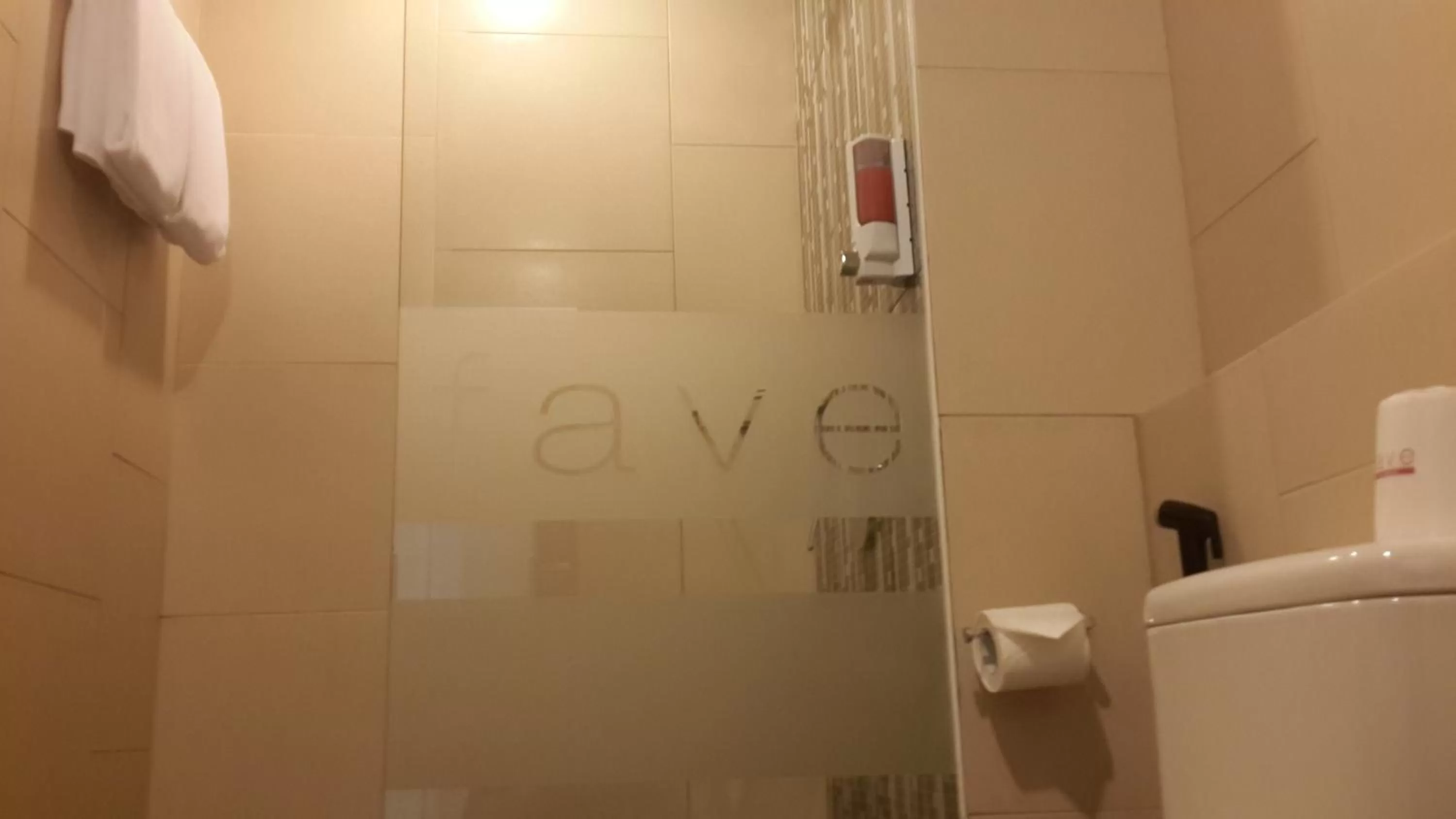 Toilet in favehotel Pluit Junction