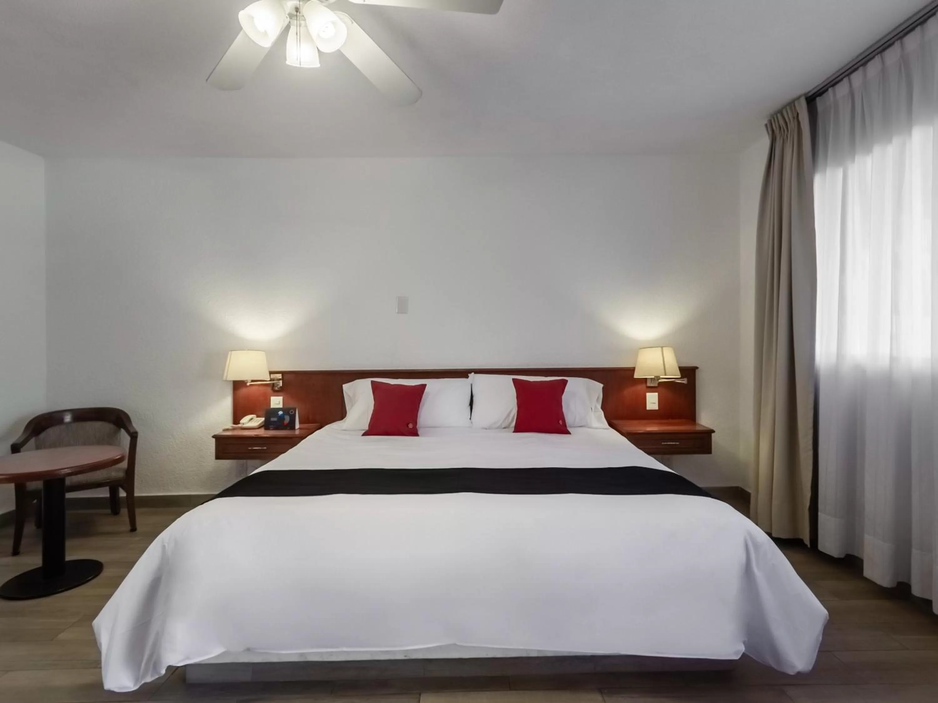 Bedroom, Bed in Capital O Mansión los Arcos, San Luis Potosí