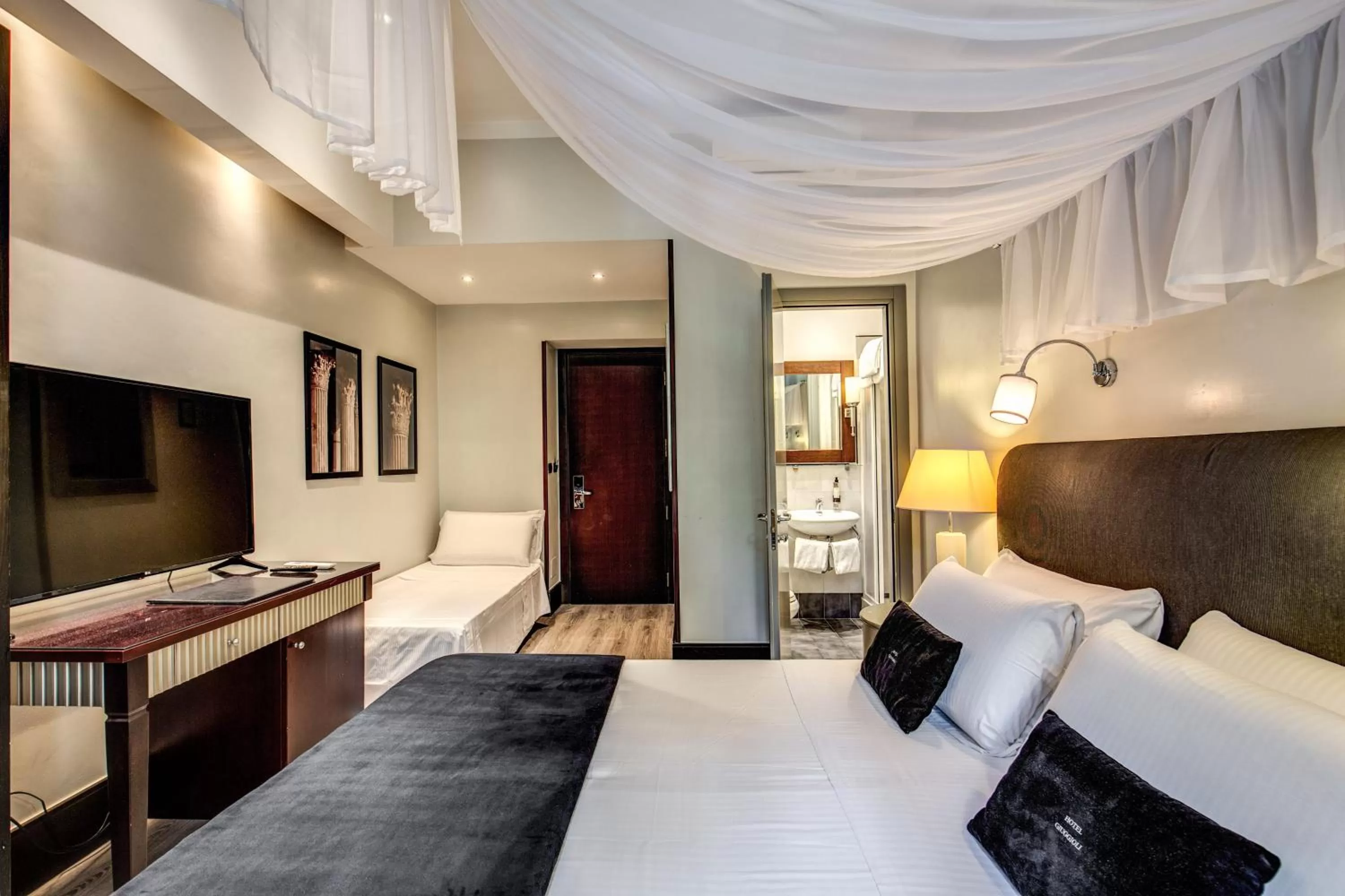 Photo of the whole room, Bed in Hotel Giuggioli