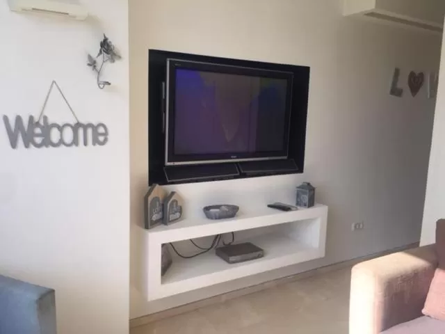 Living room, TV/Entertainment Center in Raphael Apartments