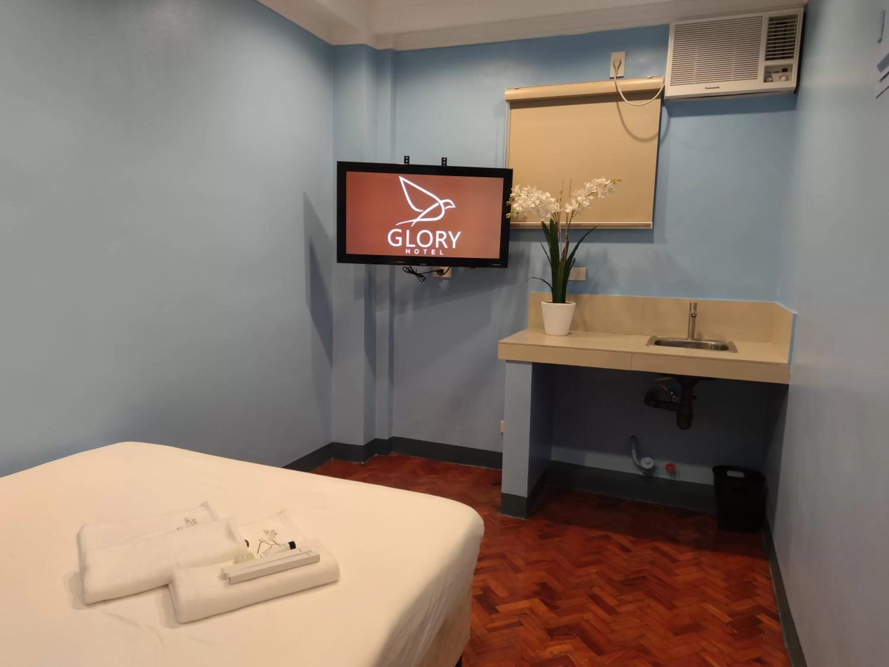 Bed in Glory Hotel Cubao