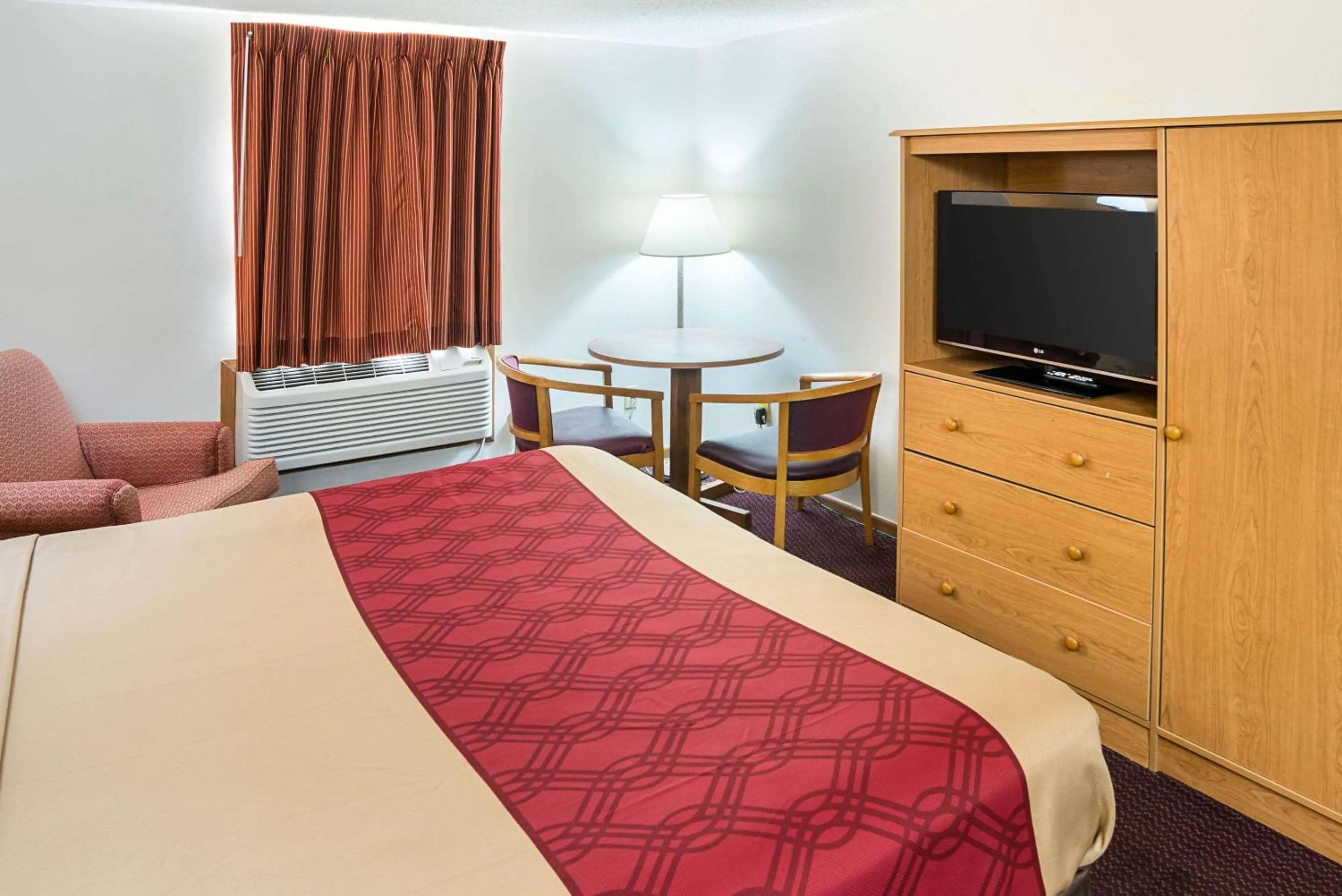 Photo of the whole room, Bed in Rodeway Inn & Suites Austin I-90