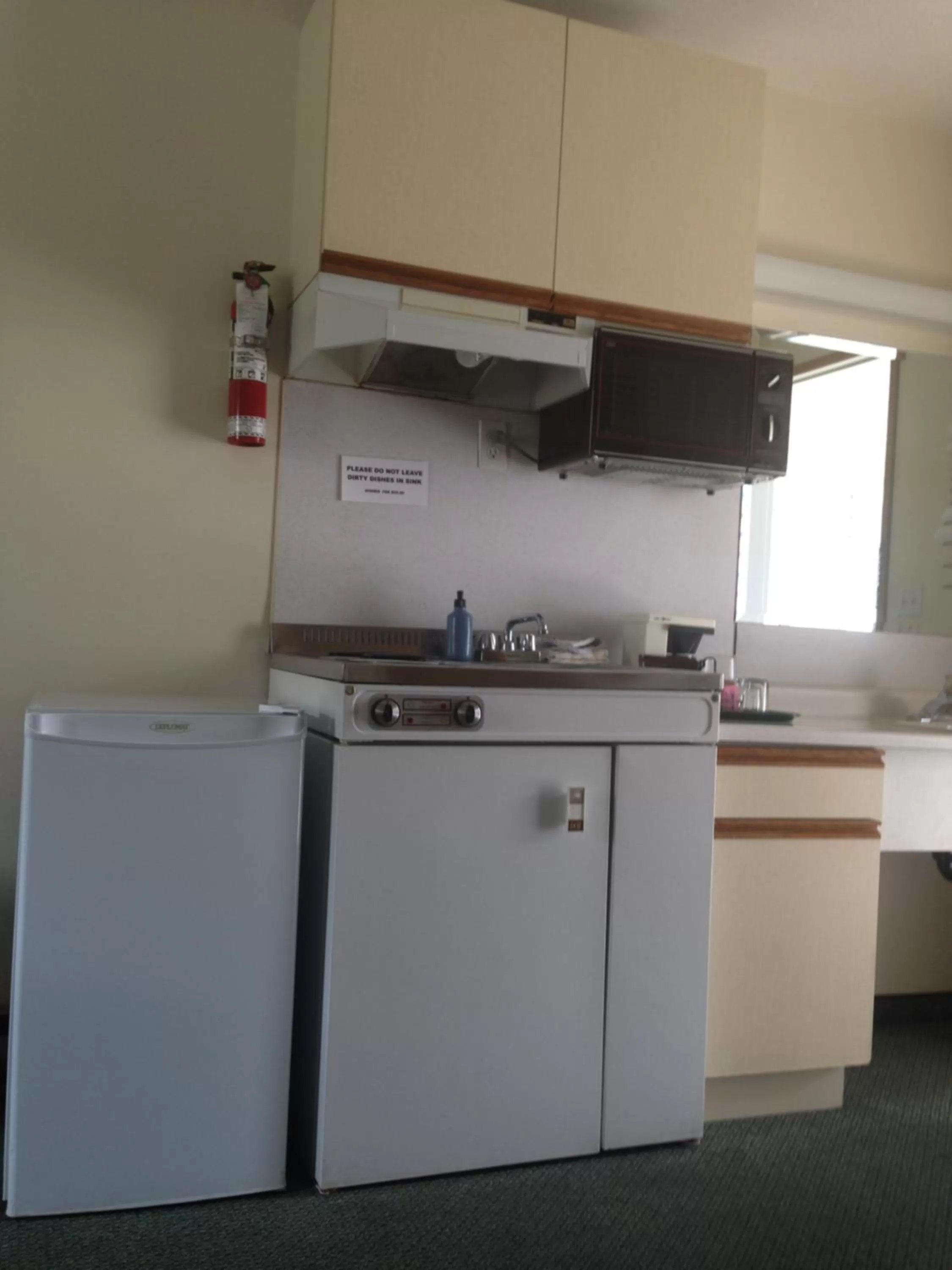 Queen Room with Kitchenette in The Ranchland Inn Kamloops