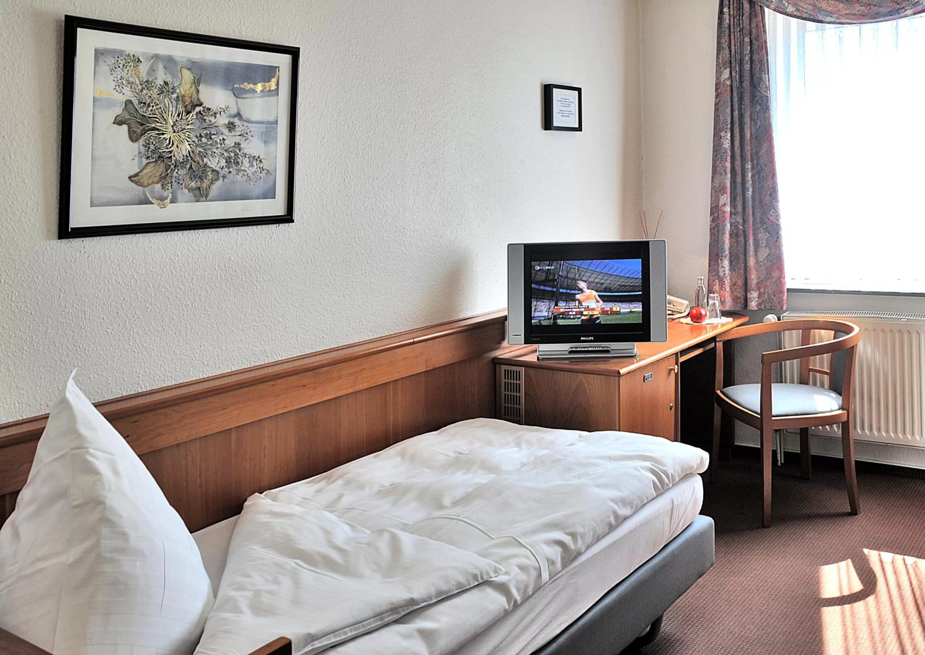 Photo of the whole room, Bed in Hotel und Landhaus 'Kastanie'