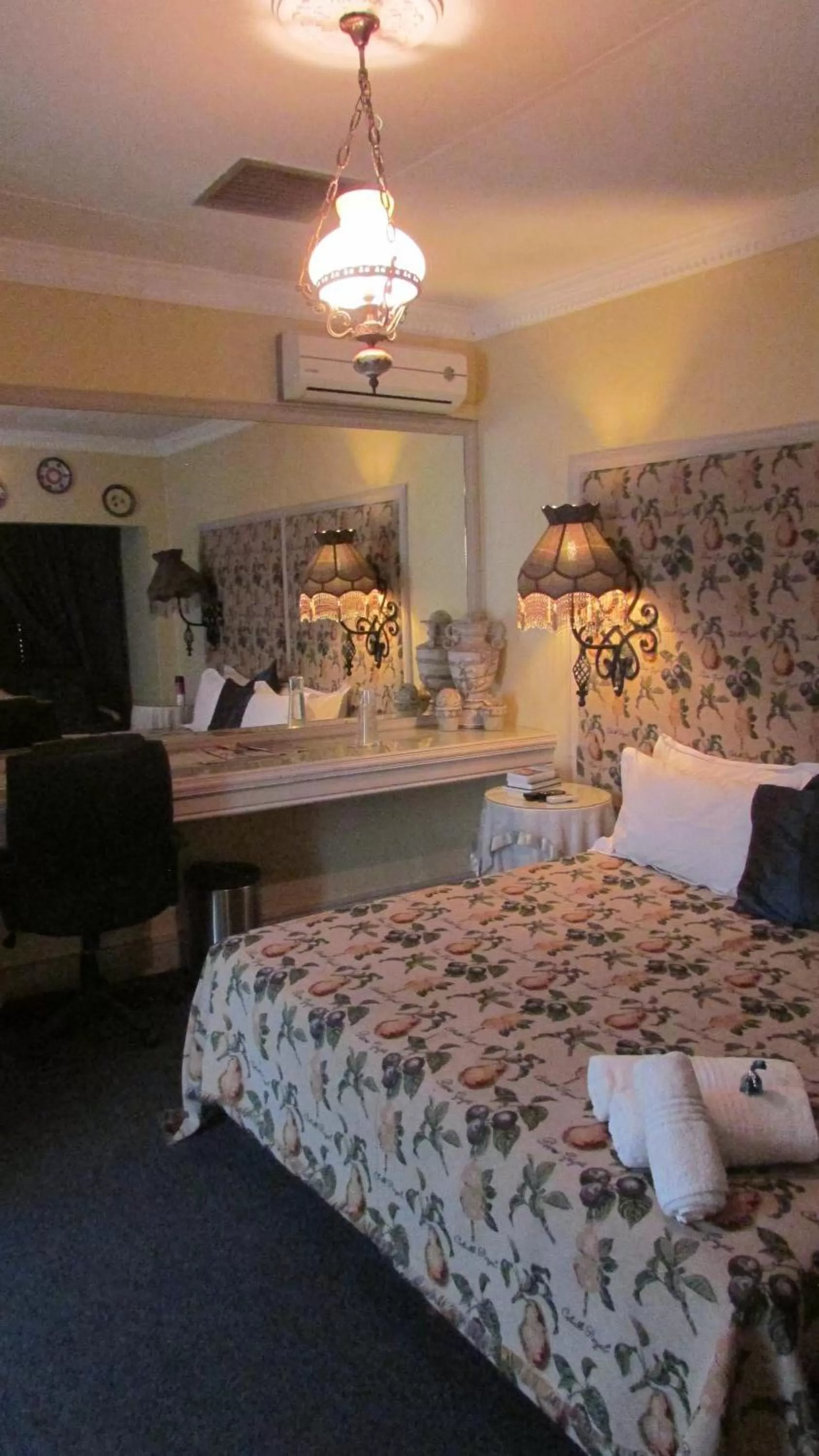 Bedroom, Bed in Victoria Manor