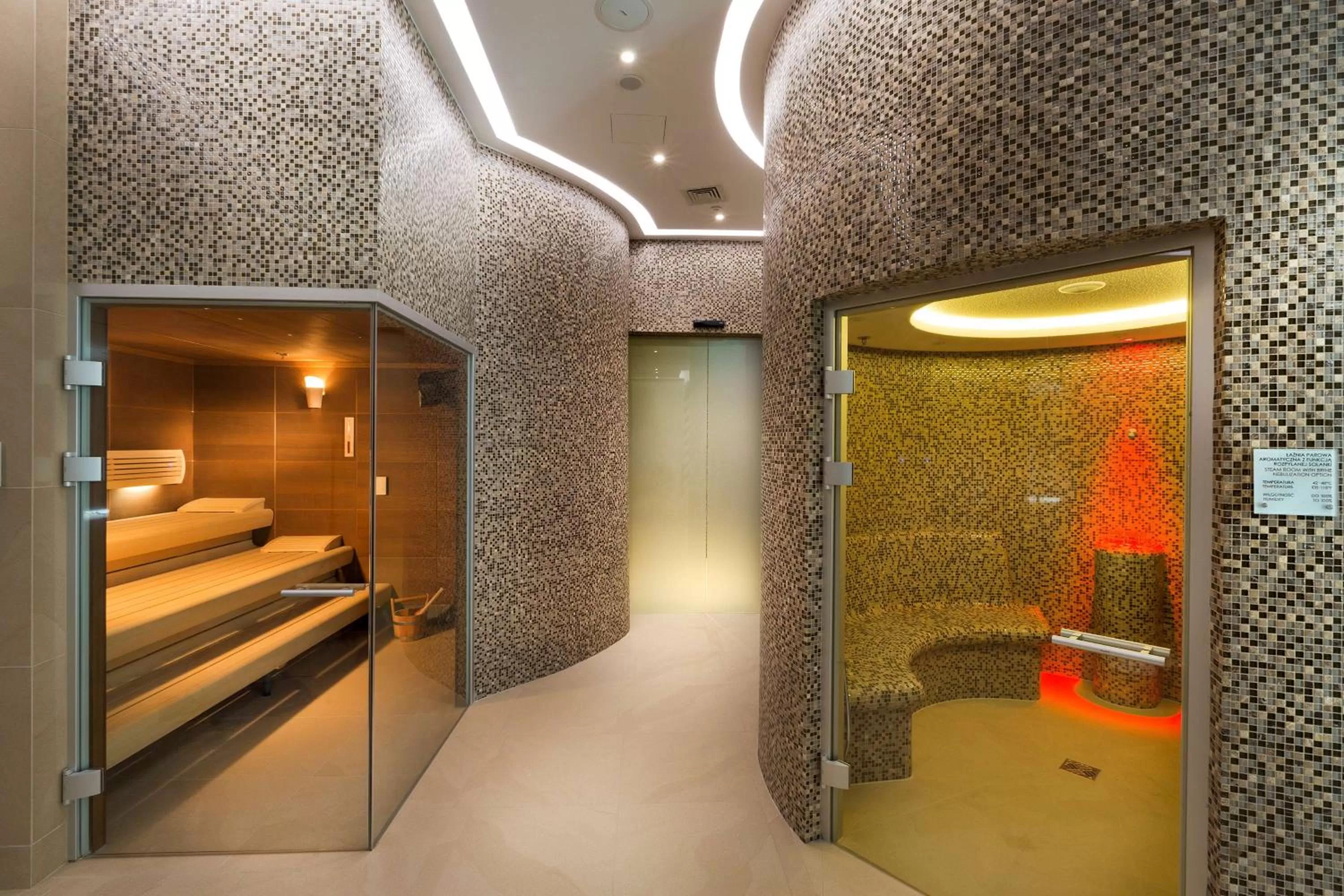 Spa and wellness centre/facilities, Bed in DoubleTree by Hilton Hotel & Conference Centre Warsaw