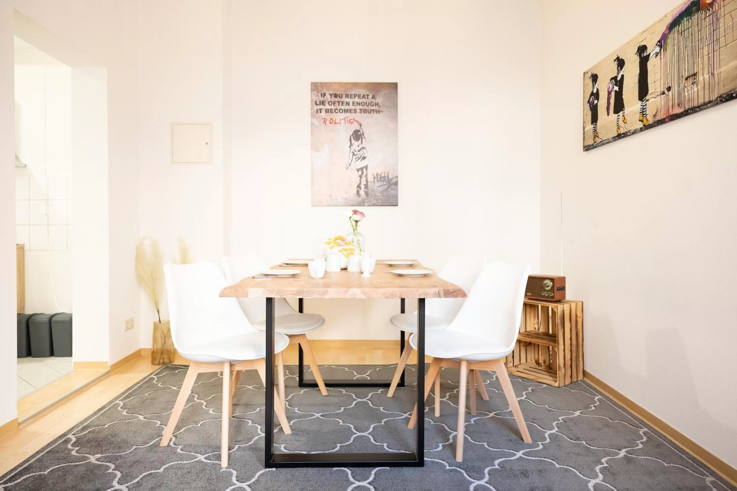 Dining Area in Ko-Living Space an der Oper - Street Art Design Apartments