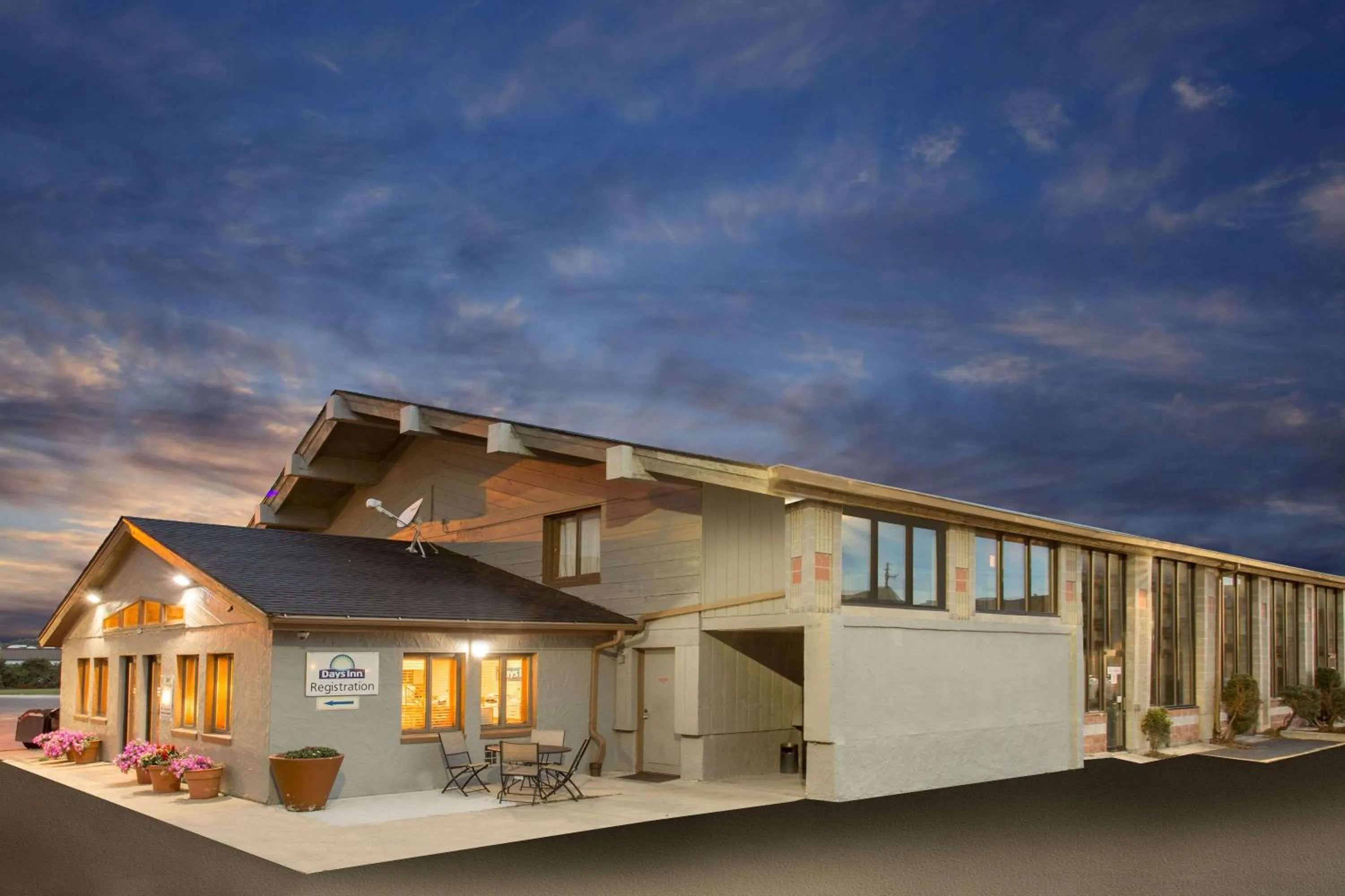 Property building in Days Inn by Wyndham West Allis/Milwaukee