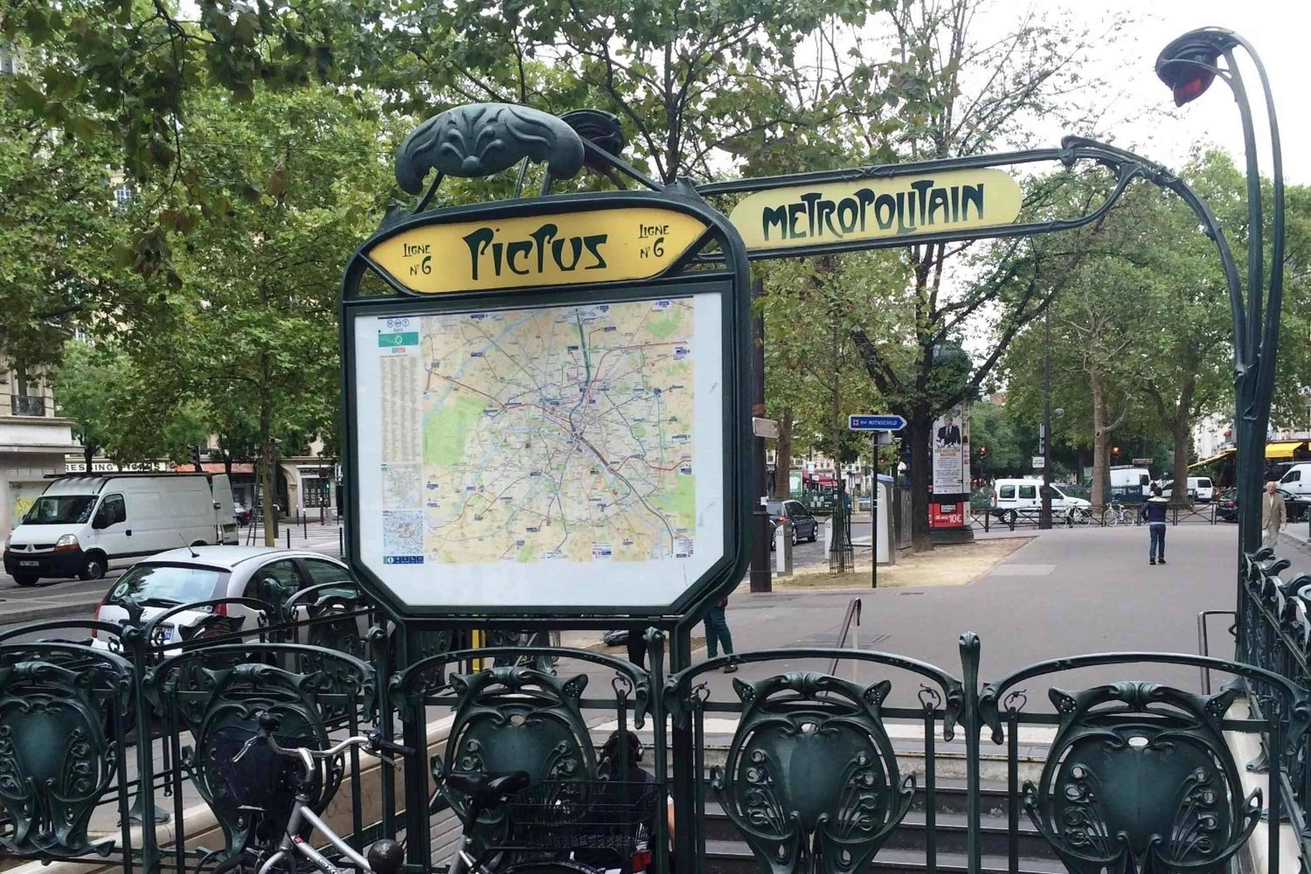 Neighbourhood in Hôtel Du Printemps