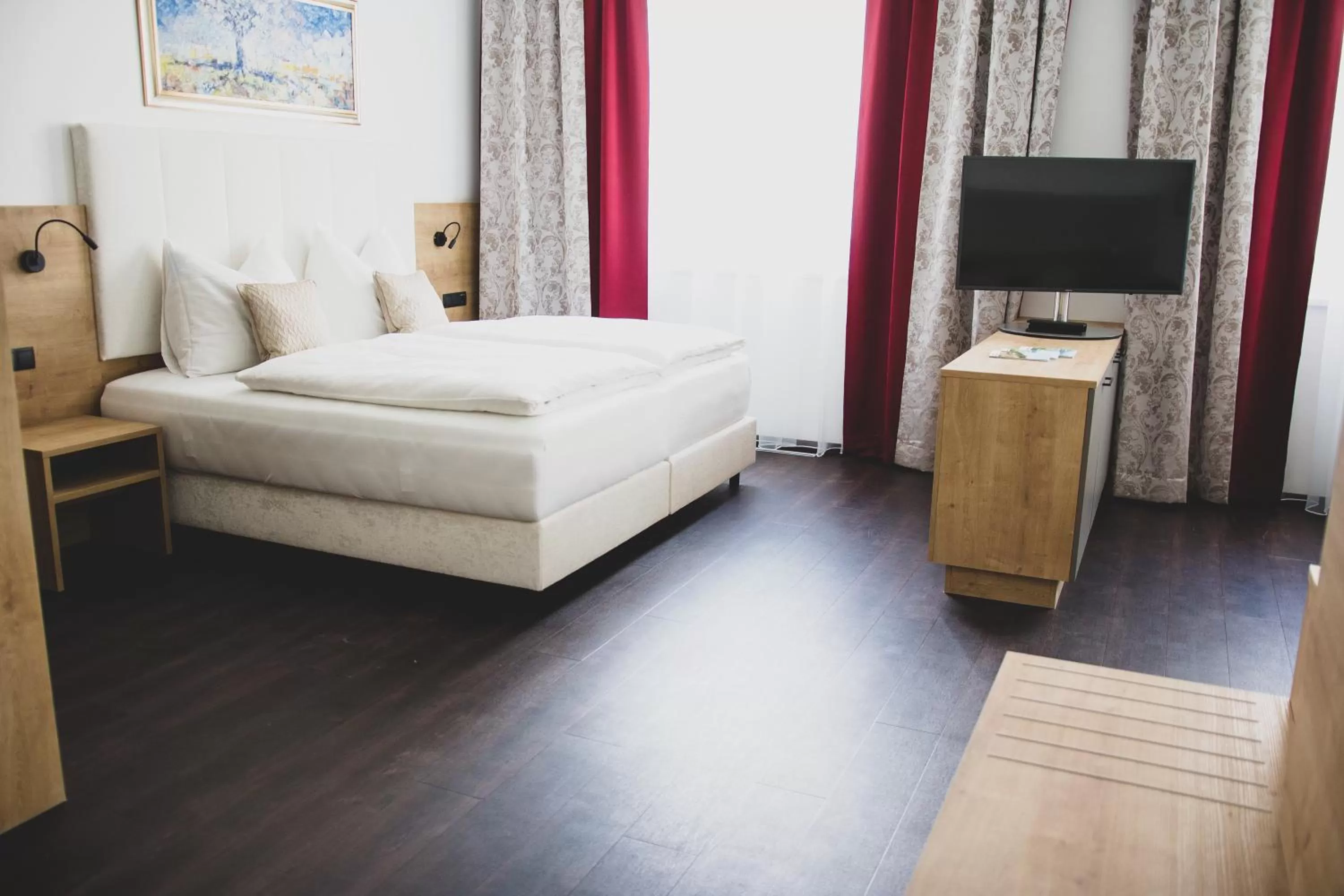 Photo of the whole room, Bed in EDELMANNs Hotel