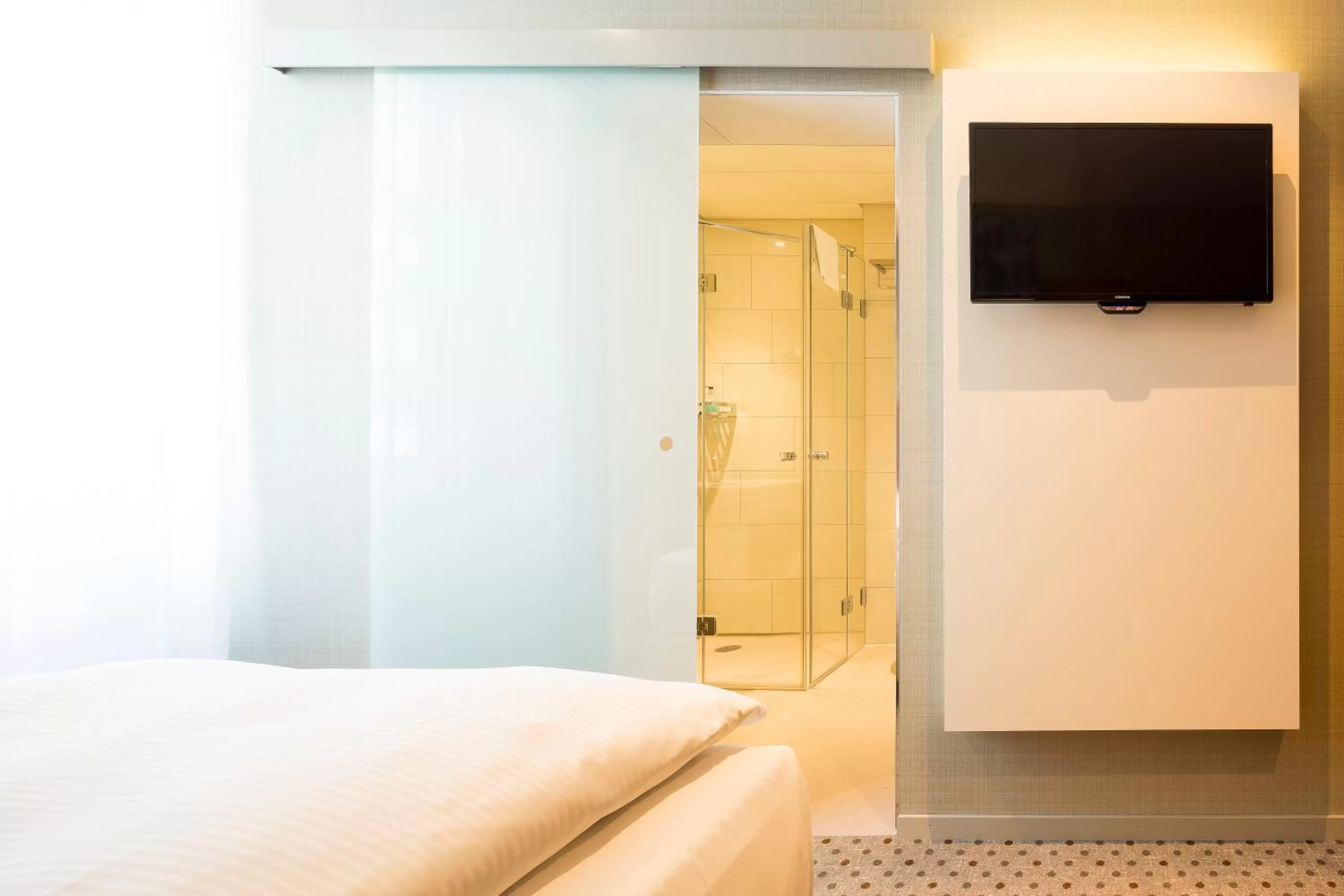 Shower, Bed in Hotel Wartmann am Bahnhof