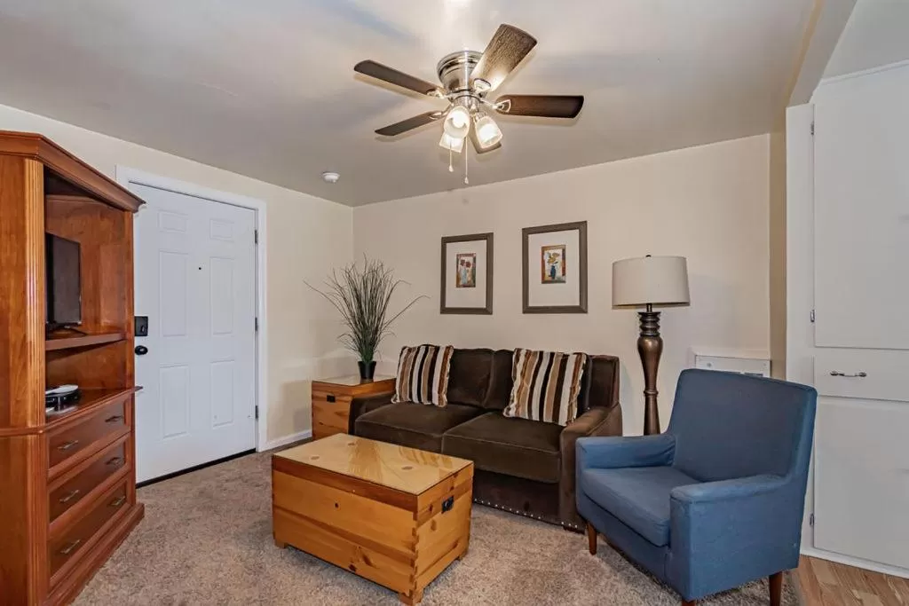 Living room, Seating Area in Suites of Lava Hot Springs