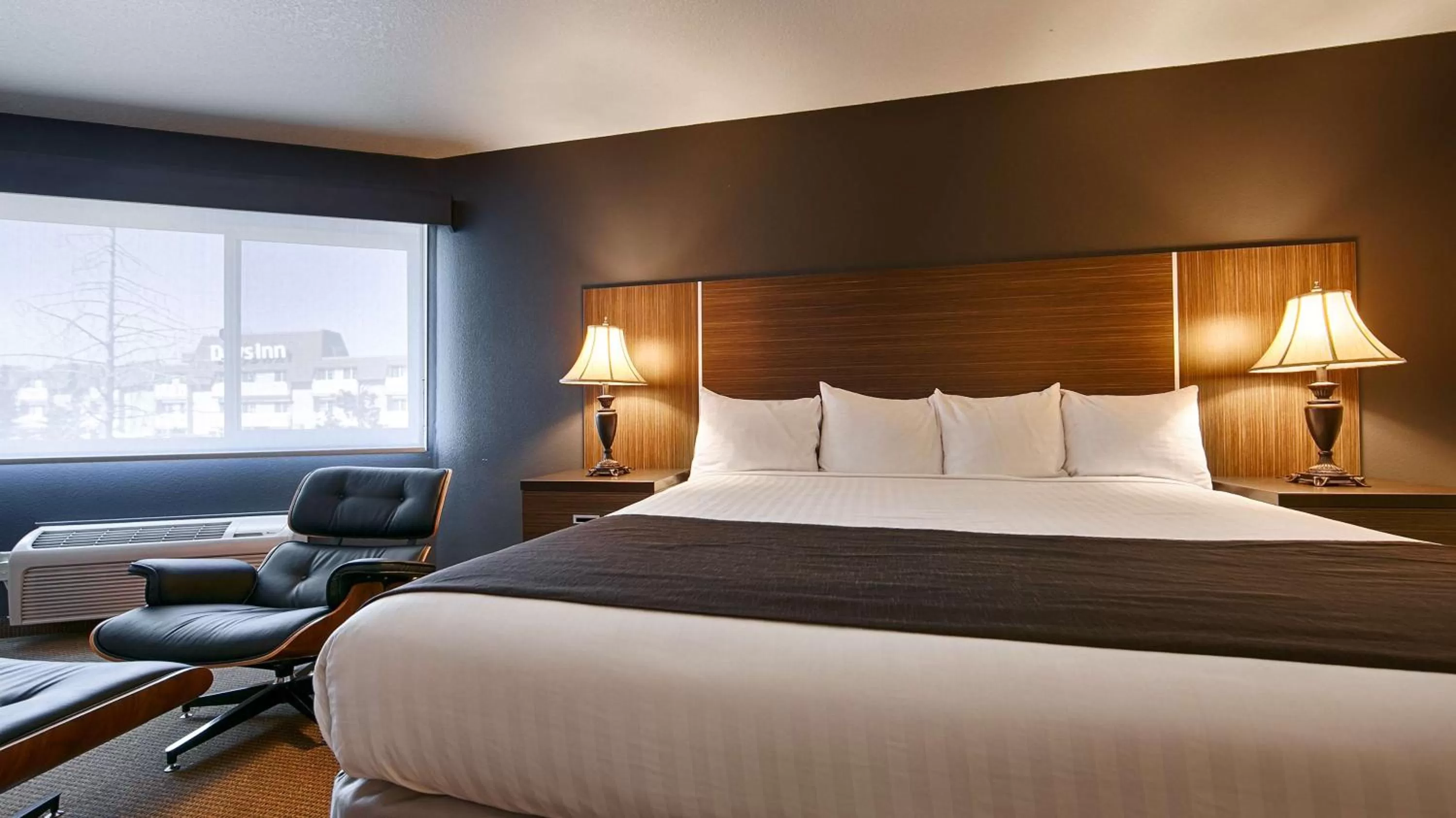 Deluxe King Room in Inn At The Meadows - Portland - Delta Park - Jantzen Beach