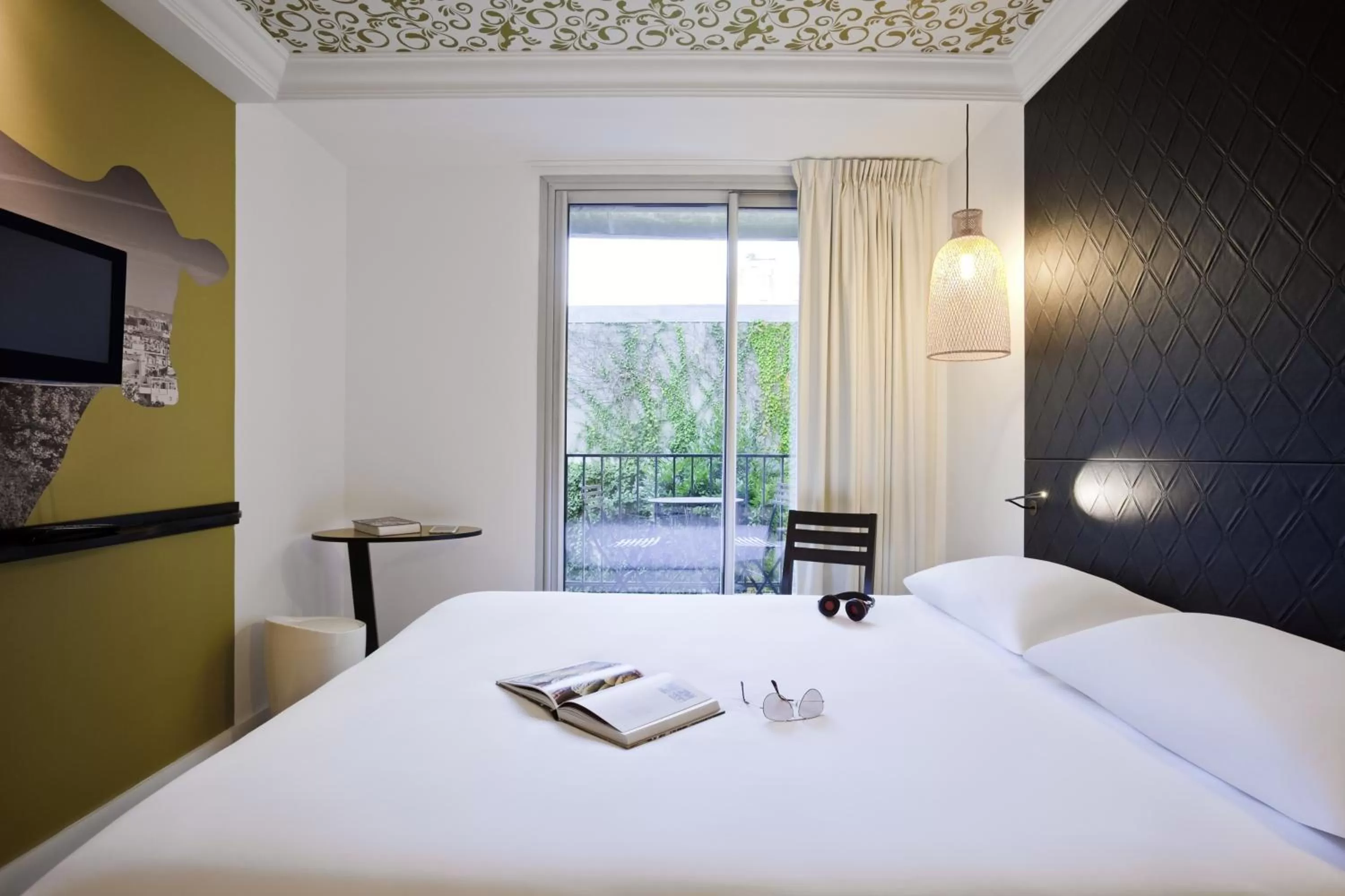 Bed in ibis Styles Paris Buttes Chaumont