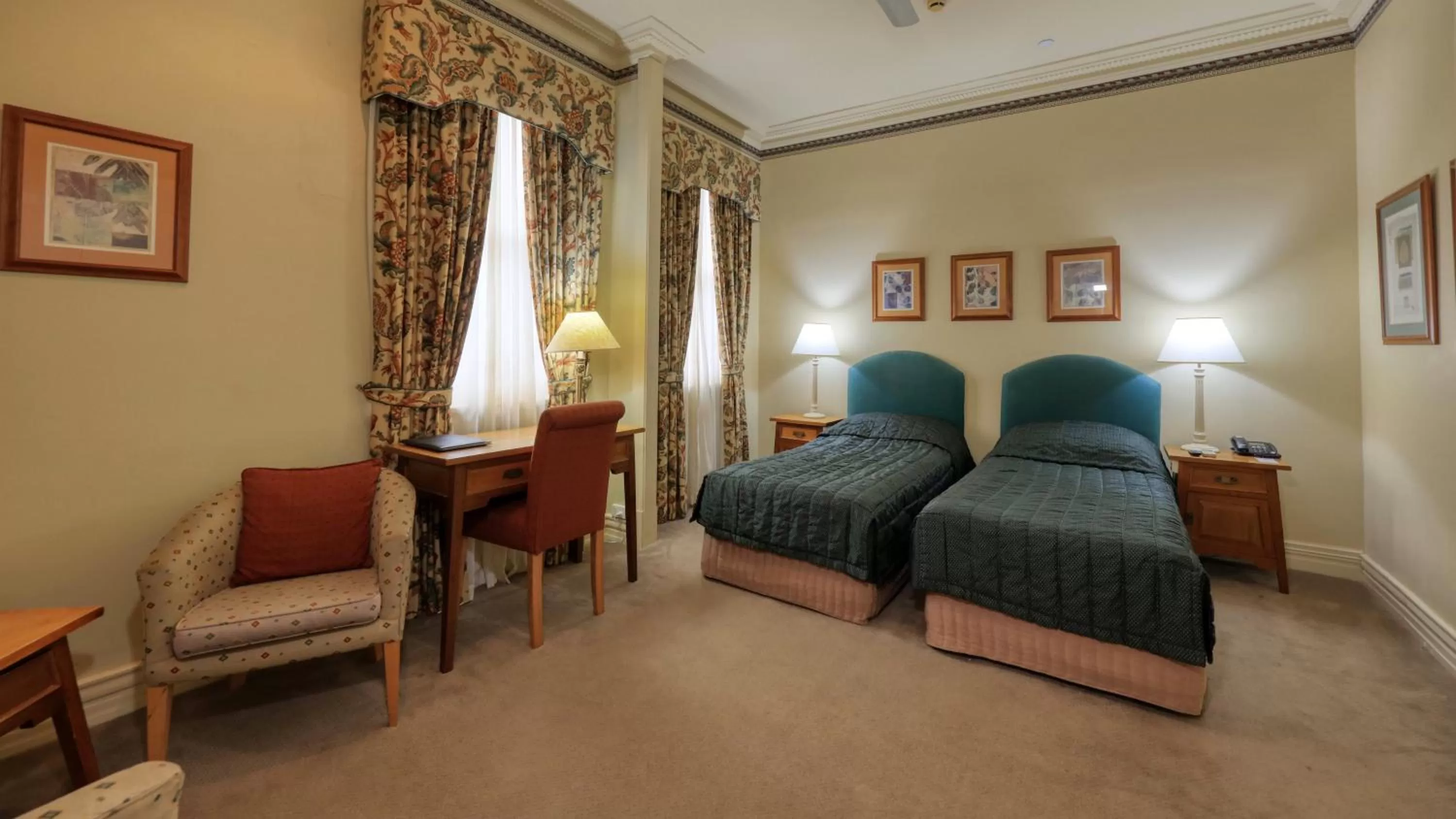 Seating area, Bed in Royal Exchange Hotel