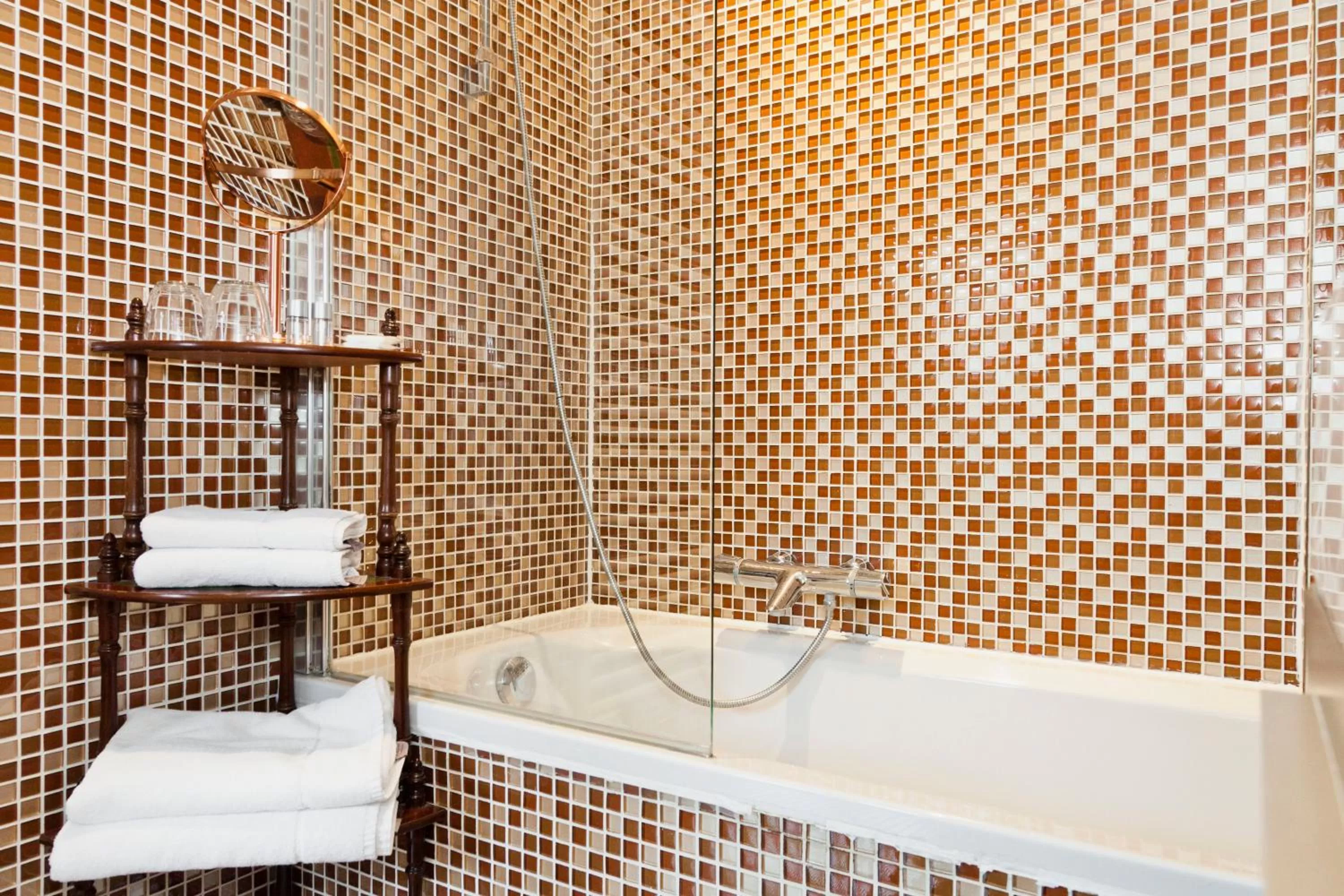 Hot Tub in Hotel Diamonds and Pearls