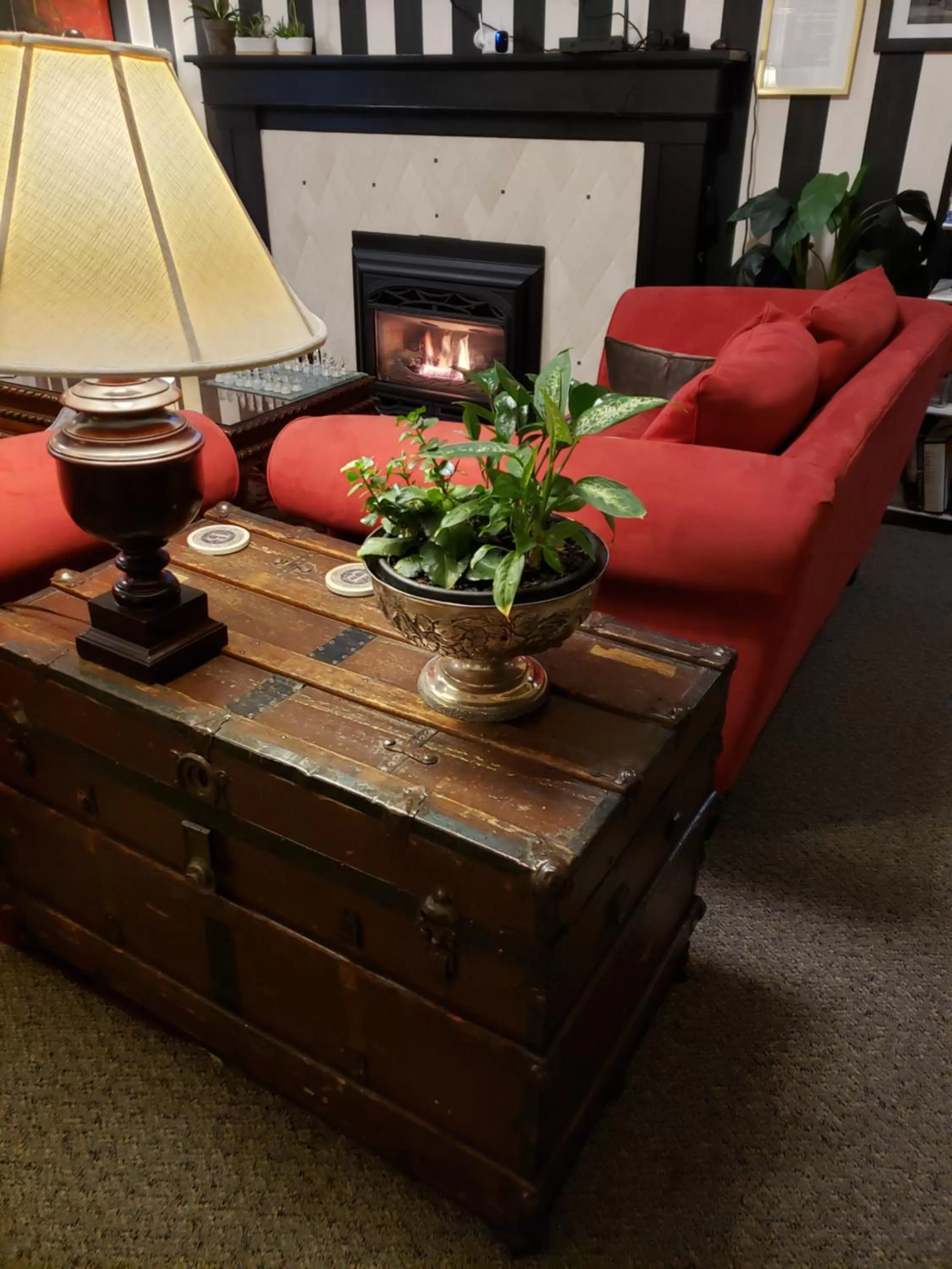 Living room in Bayberry Inn B&B and Oregon Wellness Retreat